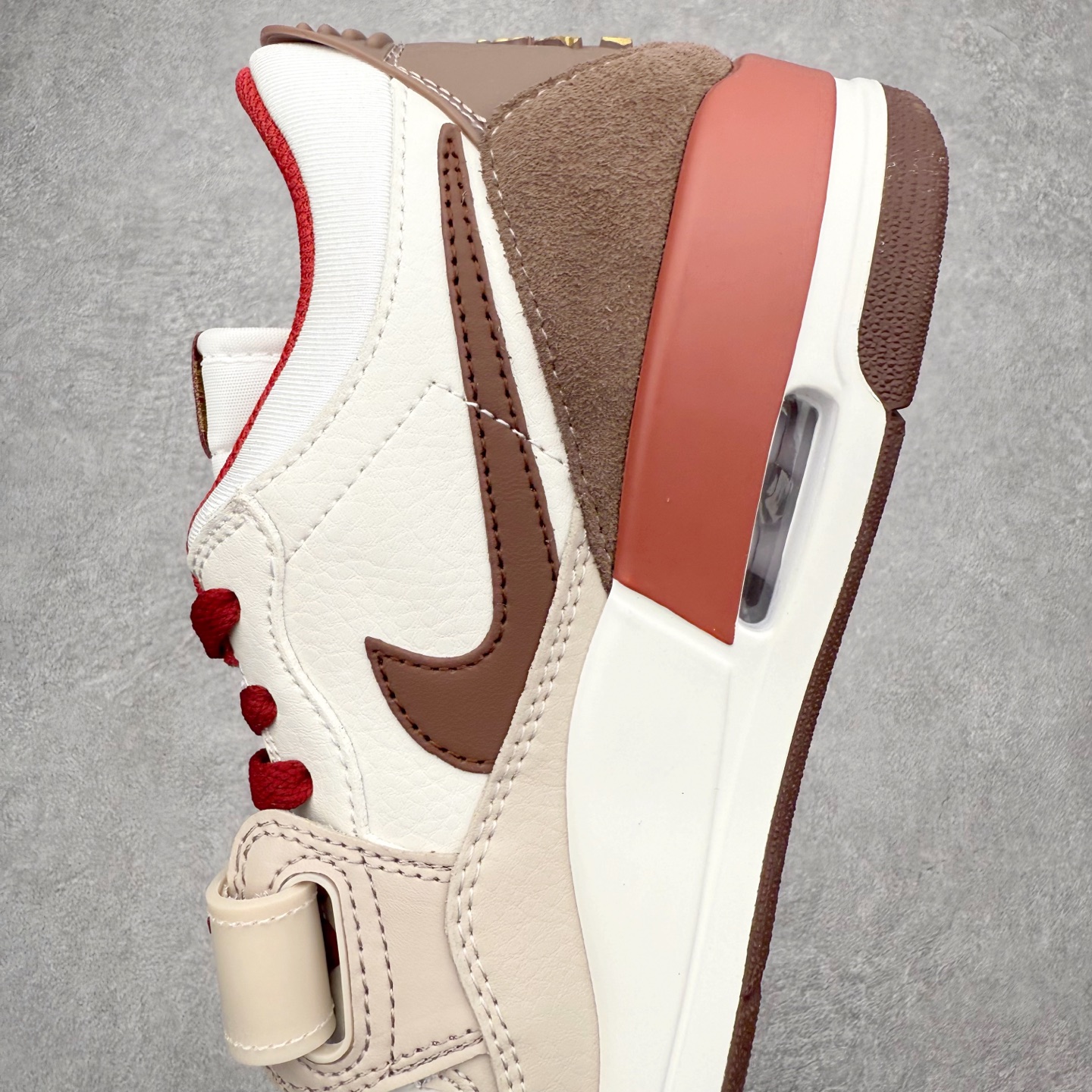 图片[7]-Air Jordan Legacy AJ312 低帮 IQ9785-161 鞋身采用了皮革材质打造 横跨鞋面的魔术贴十分吸睛 侧面的Swoosh Logo的一部分被鞋面遮挡了一部分 颇具玩味 魔术贴上标有NK标识 而鞋舌上是Jordan的经典飞翼Logo 后跟和鞋底均采用了Air Jordan 3 的设计 后跟上同样也使用了经典的爆裂纹图案 尺码：36 36.5 37.5 38 38.5 39 40 40.5 41 42 42.5 43 44 44.5 45 46 47.5-选品中心