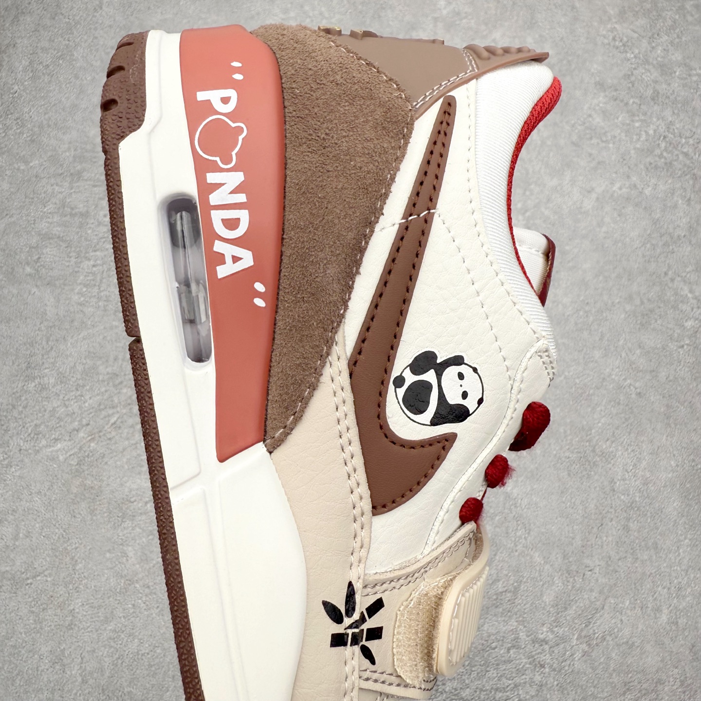 图片[6]-Air Jordan Legacy AJ312 低帮 IQ9785-161 鞋身采用了皮革材质打造 横跨鞋面的魔术贴十分吸睛 侧面的Swoosh Logo的一部分被鞋面遮挡了一部分 颇具玩味 魔术贴上标有NK标识 而鞋舌上是Jordan的经典飞翼Logo 后跟和鞋底均采用了Air Jordan 3 的设计 后跟上同样也使用了经典的爆裂纹图案 尺码：36 36.5 37.5 38 38.5 39 40 40.5 41 42 42.5 43 44 44.5 45 46 47.5-选品中心