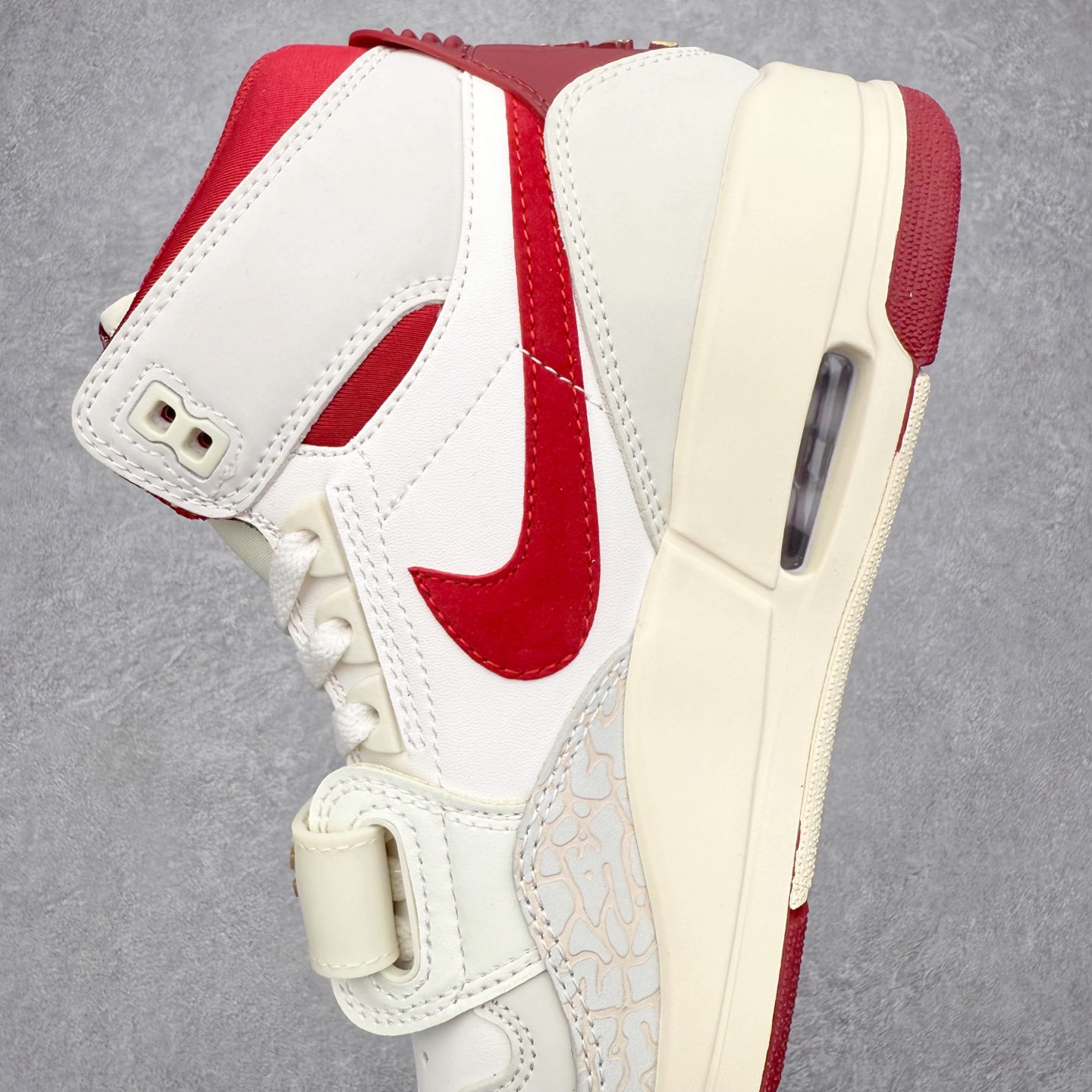 图片[7]-Air Jordan Legacy AJ312 低帮 IQ9785-161 鞋身采用了皮革材质打造 横跨鞋面的魔术贴十分吸睛 侧面的Swoosh Logo的一部分被鞋面遮挡了一部分 颇具玩味 魔术贴上标有NK标识 而鞋舌上是Jordan的经典飞翼Logo 后跟和鞋底均采用了Air Jordan 3 的设计 后跟上同样也使用了经典的爆裂纹图案 尺码：36 36.5 37.5 38 38.5 39 40 40.5 41 42 42.5 43 44 44.5 45 46 47.5-选品中心