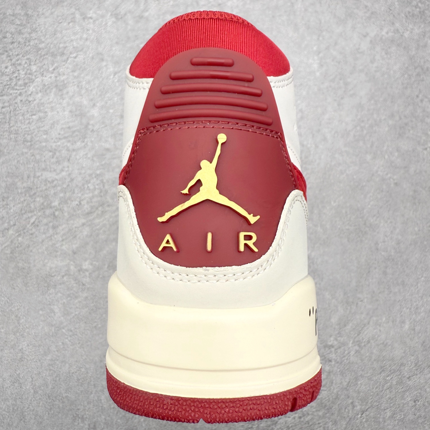 图片[8]-Air Jordan Legacy AJ312 低帮 IQ9785-161 鞋身采用了皮革材质打造 横跨鞋面的魔术贴十分吸睛 侧面的Swoosh Logo的一部分被鞋面遮挡了一部分 颇具玩味 魔术贴上标有NK标识 而鞋舌上是Jordan的经典飞翼Logo 后跟和鞋底均采用了Air Jordan 3 的设计 后跟上同样也使用了经典的爆裂纹图案 尺码：36 36.5 37.5 38 38.5 39 40 40.5 41 42 42.5 43 44 44.5 45 46 47.5-选品中心