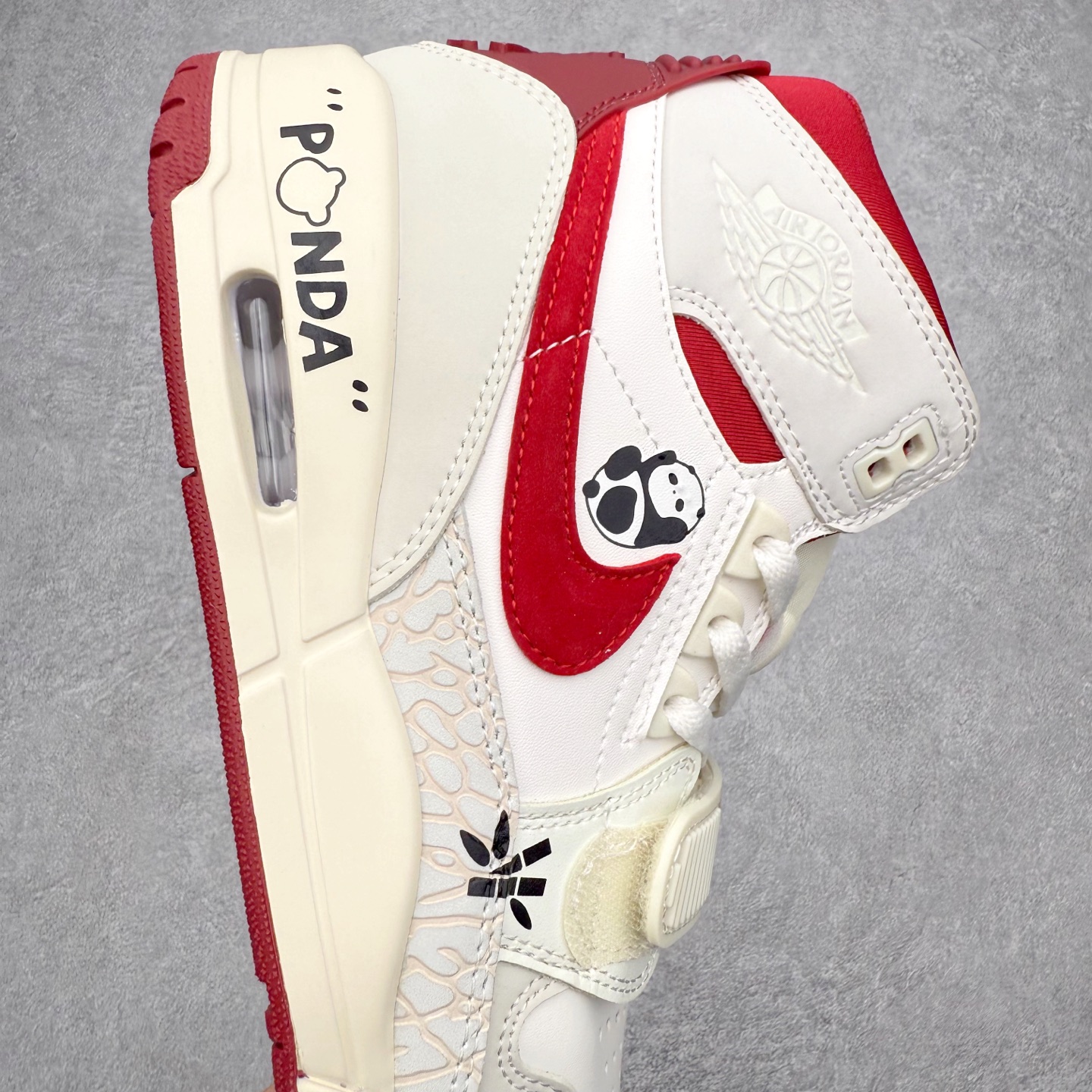 图片[6]-Air Jordan Legacy AJ312 低帮 IQ9785-161 鞋身采用了皮革材质打造 横跨鞋面的魔术贴十分吸睛 侧面的Swoosh Logo的一部分被鞋面遮挡了一部分 颇具玩味 魔术贴上标有NK标识 而鞋舌上是Jordan的经典飞翼Logo 后跟和鞋底均采用了Air Jordan 3 的设计 后跟上同样也使用了经典的爆裂纹图案 尺码：36 36.5 37.5 38 38.5 39 40 40.5 41 42 42.5 43 44 44.5 45 46 47.5-选品中心