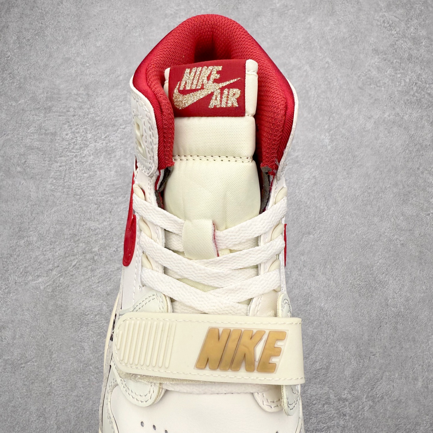 图片[5]-Air Jordan Legacy AJ312 低帮 IQ9785-161 鞋身采用了皮革材质打造 横跨鞋面的魔术贴十分吸睛 侧面的Swoosh Logo的一部分被鞋面遮挡了一部分 颇具玩味 魔术贴上标有NK标识 而鞋舌上是Jordan的经典飞翼Logo 后跟和鞋底均采用了Air Jordan 3 的设计 后跟上同样也使用了经典的爆裂纹图案 尺码：36 36.5 37.5 38 38.5 39 40 40.5 41 42 42.5 43 44 44.5 45 46 47.5-选品中心