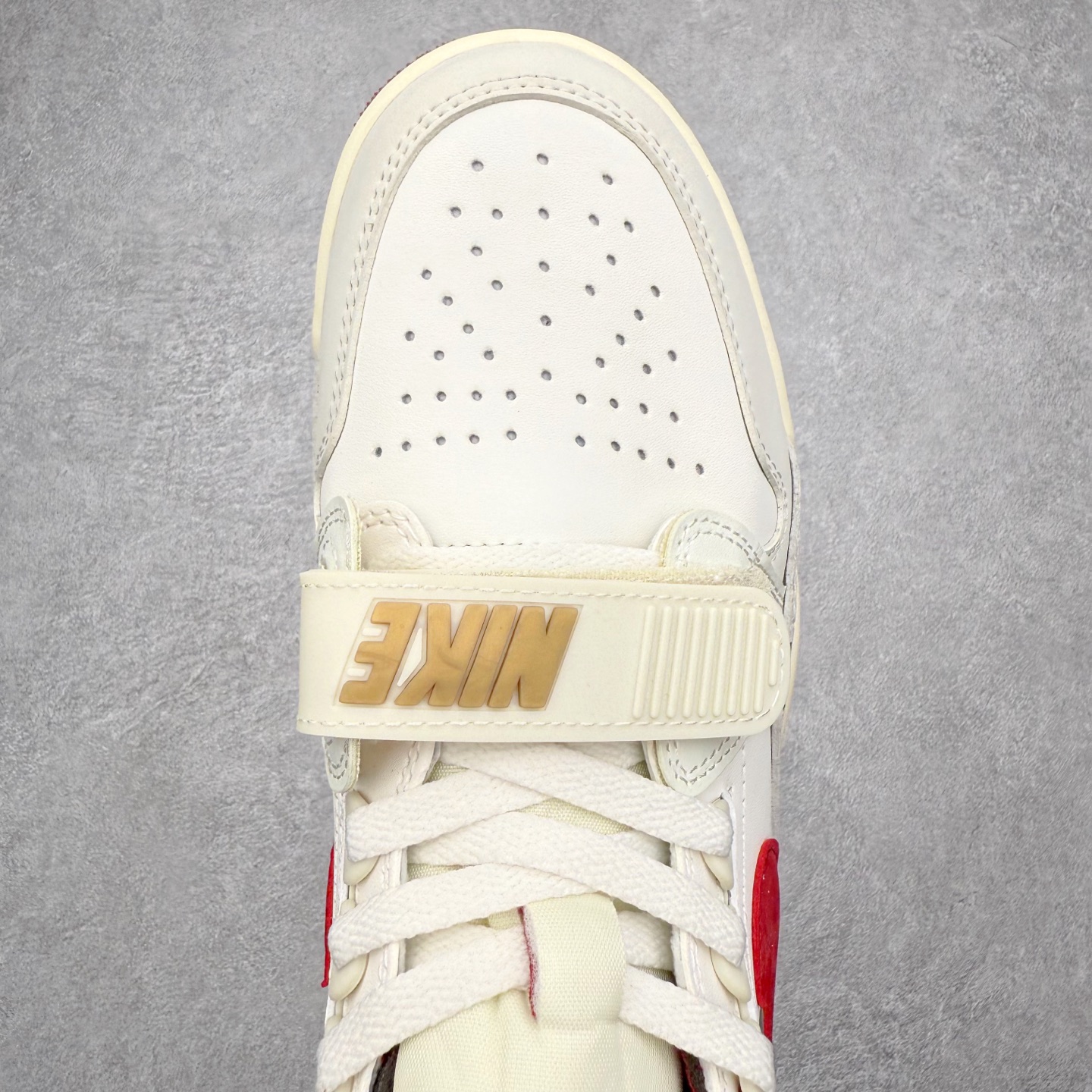 图片[4]-Air Jordan Legacy AJ312 低帮 IQ9785-161 鞋身采用了皮革材质打造 横跨鞋面的魔术贴十分吸睛 侧面的Swoosh Logo的一部分被鞋面遮挡了一部分 颇具玩味 魔术贴上标有NK标识 而鞋舌上是Jordan的经典飞翼Logo 后跟和鞋底均采用了Air Jordan 3 的设计 后跟上同样也使用了经典的爆裂纹图案 尺码：36 36.5 37.5 38 38.5 39 40 40.5 41 42 42.5 43 44 44.5 45 46 47.5-选品中心