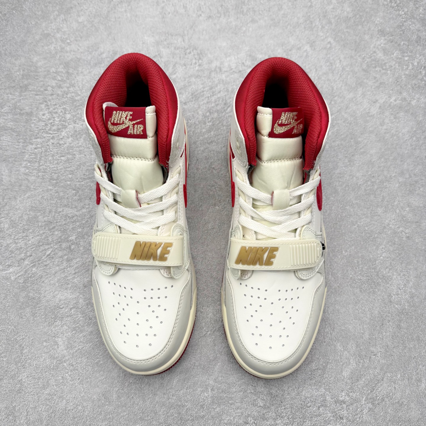 图片[2]-Air Jordan Legacy AJ312 低帮 IQ9785-161 鞋身采用了皮革材质打造 横跨鞋面的魔术贴十分吸睛 侧面的Swoosh Logo的一部分被鞋面遮挡了一部分 颇具玩味 魔术贴上标有NK标识 而鞋舌上是Jordan的经典飞翼Logo 后跟和鞋底均采用了Air Jordan 3 的设计 后跟上同样也使用了经典的爆裂纹图案 尺码：36 36.5 37.5 38 38.5 39 40 40.5 41 42 42.5 43 44 44.5 45 46 47.5-选品中心