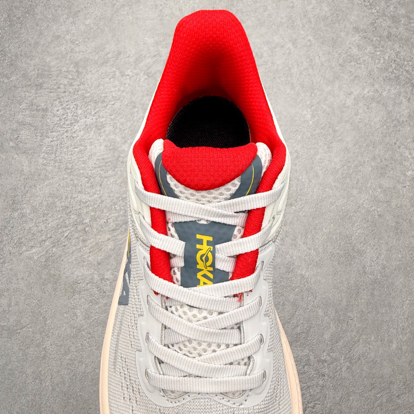 图片[5]-HOKA ONE ONE Clifton 克里夫顿10代专业性能减震公路跑步鞋 轻盈透气的针织网面和纱线的使用让鞋面更挺拔 增强鞋面的强度和支撑性能 搭配柔软的鞋舌 让双脚在舒适包裹中跑的更加畅快 全新泡棉中底 柔软的同时增强回弹性能 为不同跑者提供更平稳流畅的脚感 带来全面的缓冲保护 根据人体工程学设计的延长拉襟 后跟处弹软的海绵填充舒适固定 避免掉跟和摩擦 相比上一代光滑的内衬 Clifton 的内衬增强了摩擦力 避免双脚在鞋内滑动 尺码：36 36.5 37.5 38 38.5 39 40 40.5 41 42 42.5 43 44 44.5 45-选品中心