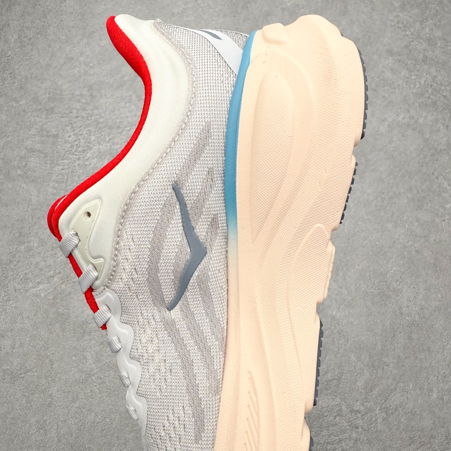 图片[7]-HOKA ONE ONE Clifton 克里夫顿10代专业性能减震公路跑步鞋 轻盈透气的针织网面和纱线的使用让鞋面更挺拔 增强鞋面的强度和支撑性能 搭配柔软的鞋舌 让双脚在舒适包裹中跑的更加畅快 全新泡棉中底 柔软的同时增强回弹性能 为不同跑者提供更平稳流畅的脚感 带来全面的缓冲保护 根据人体工程学设计的延长拉襟 后跟处弹软的海绵填充舒适固定 避免掉跟和摩擦 相比上一代光滑的内衬 Clifton 的内衬增强了摩擦力 避免双脚在鞋内滑动 尺码：36 36.5 37.5 38 38.5 39 40 40.5 41 42 42.5 43 44 44.5 45-选品中心