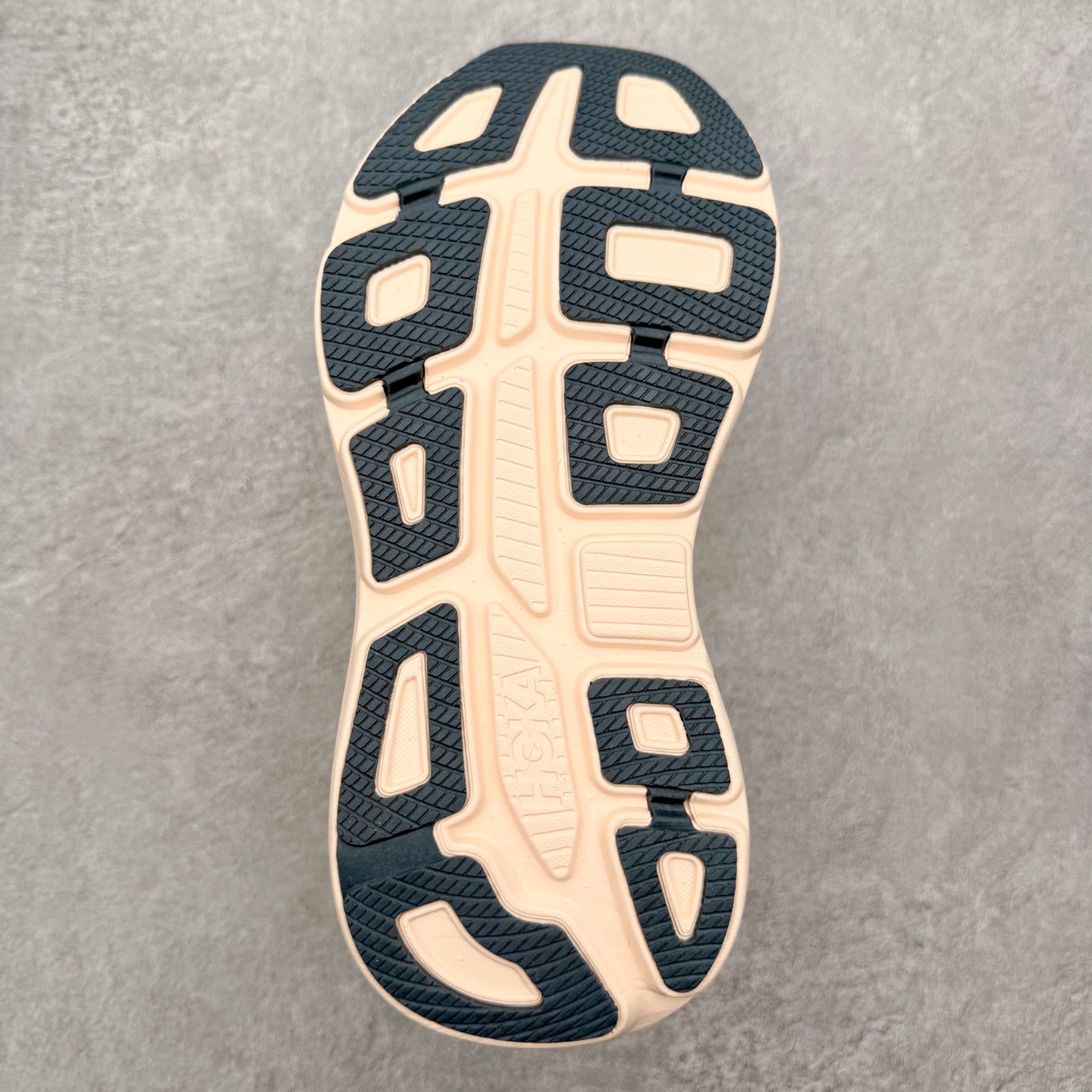 图片[9]-HOKA ONE ONE Clifton 克里夫顿10代专业性能减震公路跑步鞋 轻盈透气的针织网面和纱线的使用让鞋面更挺拔 增强鞋面的强度和支撑性能 搭配柔软的鞋舌 让双脚在舒适包裹中跑的更加畅快 全新泡棉中底 柔软的同时增强回弹性能 为不同跑者提供更平稳流畅的脚感 带来全面的缓冲保护 根据人体工程学设计的延长拉襟 后跟处弹软的海绵填充舒适固定 避免掉跟和摩擦 相比上一代光滑的内衬 Clifton 的内衬增强了摩擦力 避免双脚在鞋内滑动 尺码：36 36.5 37.5 38 38.5 39 40 40.5 41 42 42.5 43 44 44.5 45-选品中心