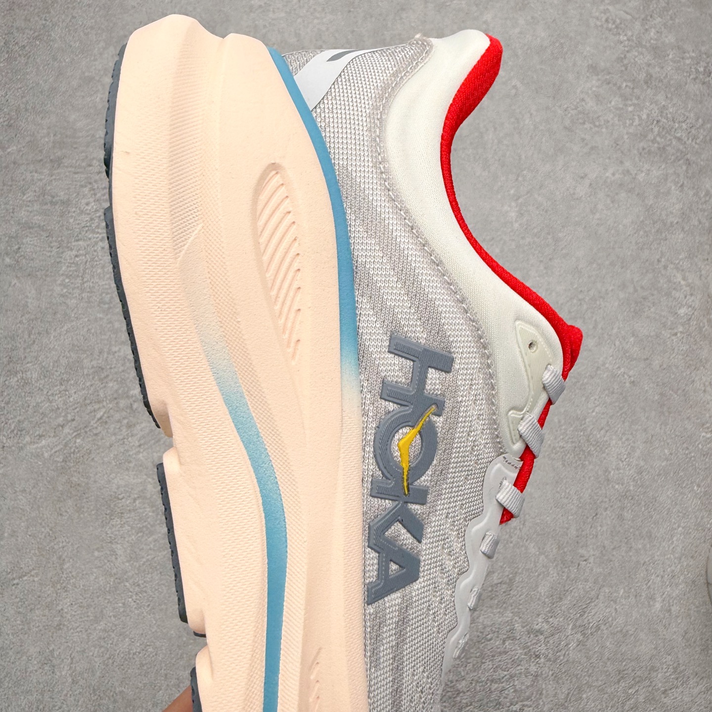 图片[6]-HOKA ONE ONE Clifton 克里夫顿10代专业性能减震公路跑步鞋 轻盈透气的针织网面和纱线的使用让鞋面更挺拔 增强鞋面的强度和支撑性能 搭配柔软的鞋舌 让双脚在舒适包裹中跑的更加畅快 全新泡棉中底 柔软的同时增强回弹性能 为不同跑者提供更平稳流畅的脚感 带来全面的缓冲保护 根据人体工程学设计的延长拉襟 后跟处弹软的海绵填充舒适固定 避免掉跟和摩擦 相比上一代光滑的内衬 Clifton 的内衬增强了摩擦力 避免双脚在鞋内滑动 尺码：36 36.5 37.5 38 38.5 39 40 40.5 41 42 42.5 43 44 44.5 45-选品中心