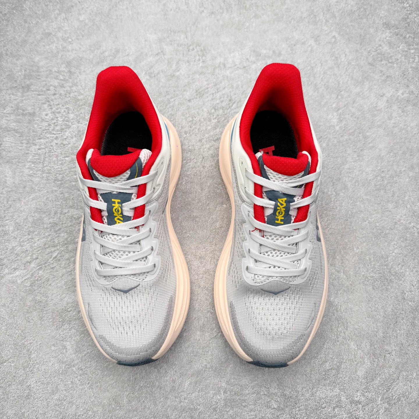 图片[2]-HOKA ONE ONE Clifton 克里夫顿10代专业性能减震公路跑步鞋 轻盈透气的针织网面和纱线的使用让鞋面更挺拔 增强鞋面的强度和支撑性能 搭配柔软的鞋舌 让双脚在舒适包裹中跑的更加畅快 全新泡棉中底 柔软的同时增强回弹性能 为不同跑者提供更平稳流畅的脚感 带来全面的缓冲保护 根据人体工程学设计的延长拉襟 后跟处弹软的海绵填充舒适固定 避免掉跟和摩擦 相比上一代光滑的内衬 Clifton 的内衬增强了摩擦力 避免双脚在鞋内滑动 尺码：36 36.5 37.5 38 38.5 39 40 40.5 41 42 42.5 43 44 44.5 45-选品中心