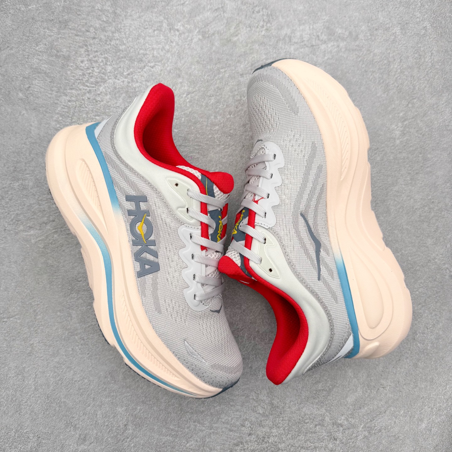 图片[3]-HOKA ONE ONE Clifton 克里夫顿10代专业性能减震公路跑步鞋 轻盈透气的针织网面和纱线的使用让鞋面更挺拔 增强鞋面的强度和支撑性能 搭配柔软的鞋舌 让双脚在舒适包裹中跑的更加畅快 全新泡棉中底 柔软的同时增强回弹性能 为不同跑者提供更平稳流畅的脚感 带来全面的缓冲保护 根据人体工程学设计的延长拉襟 后跟处弹软的海绵填充舒适固定 避免掉跟和摩擦 相比上一代光滑的内衬 Clifton 的内衬增强了摩擦力 避免双脚在鞋内滑动 尺码：36 36.5 37.5 38 38.5 39 40 40.5 41 42 42.5 43 44 44.5 45-选品中心