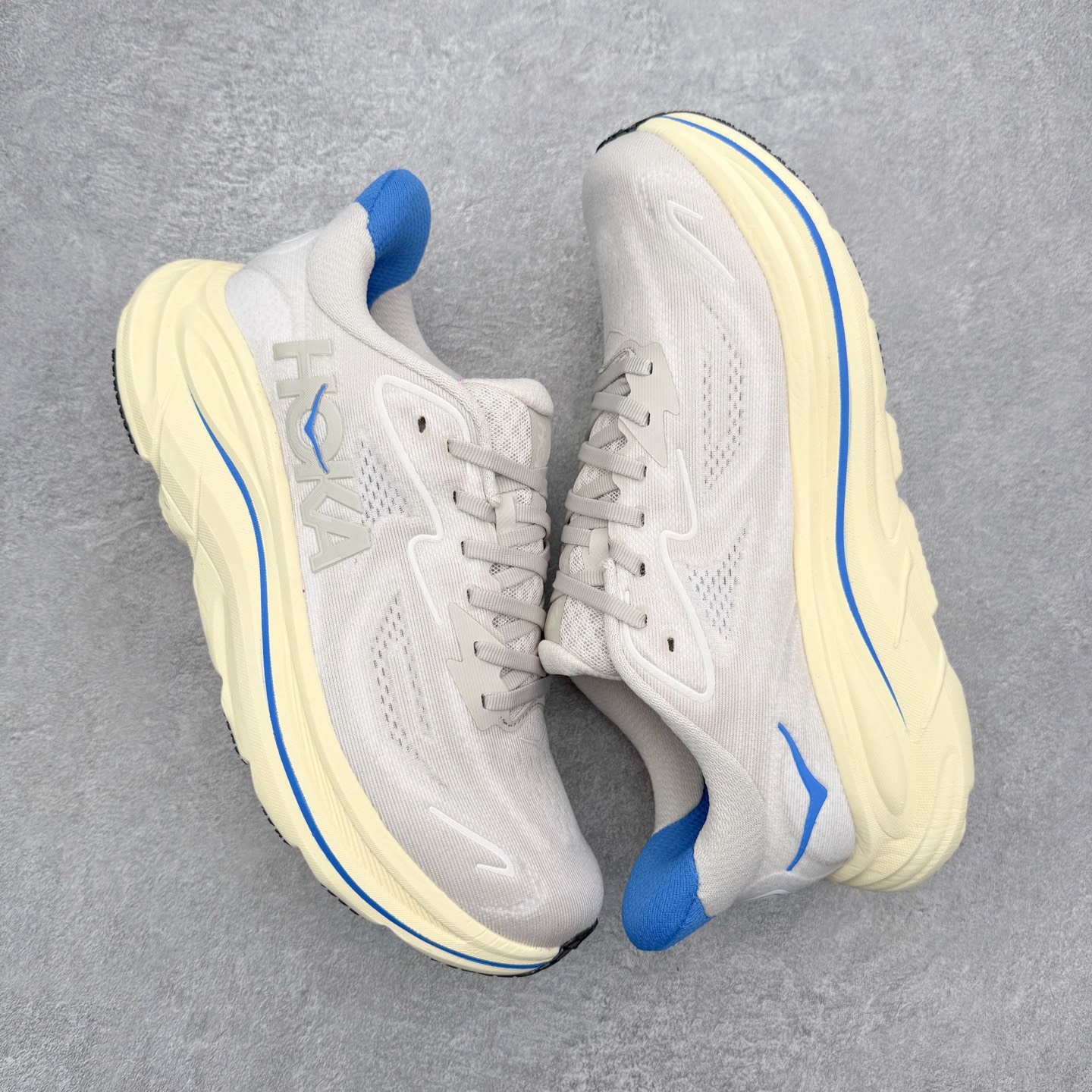 图片[3]-HOKA ONE ONE Clifton 克里夫顿10代专业性能减震公路跑步鞋 轻盈透气的针织网面和纱线的使用让鞋面更挺拔 增强鞋面的强度和支撑性能 搭配柔软的鞋舌 让双脚在舒适包裹中跑的更加畅快 全新泡棉中底 柔软的同时增强回弹性能 为不同跑者提供更平稳流畅的脚感 带来全面的缓冲保护 根据人体工程学设计的延长拉襟 后跟处弹软的海绵填充舒适固定 避免掉跟和摩擦 相比上一代光滑的内衬 Clifton 的内衬增强了摩擦力 避免双脚在鞋内滑动 尺码：36 36.5 37.5 38 38.5 39 40 40.5 41 42 42.5 43 44 44.5 45-选品中心