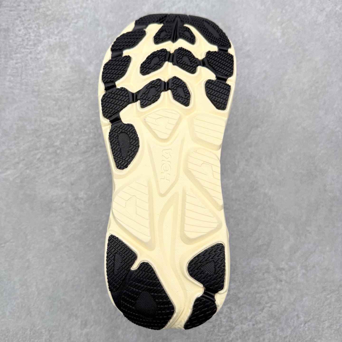 图片[9]-HOKA ONE ONE Clifton 克里夫顿10代专业性能减震公路跑步鞋 轻盈透气的针织网面和纱线的使用让鞋面更挺拔 增强鞋面的强度和支撑性能 搭配柔软的鞋舌 让双脚在舒适包裹中跑的更加畅快 全新泡棉中底 柔软的同时增强回弹性能 为不同跑者提供更平稳流畅的脚感 带来全面的缓冲保护 根据人体工程学设计的延长拉襟 后跟处弹软的海绵填充舒适固定 避免掉跟和摩擦 相比上一代光滑的内衬 Clifton 的内衬增强了摩擦力 避免双脚在鞋内滑动 尺码：36 36.5 37.5 38 38.5 39 40 40.5 41 42 42.5 43 44 44.5 45-选品中心