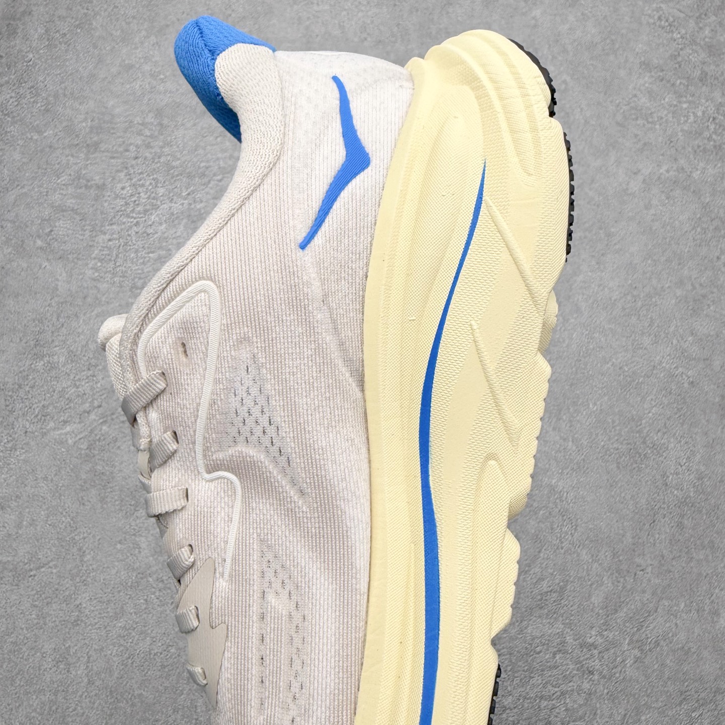 图片[7]-HOKA ONE ONE Clifton 克里夫顿10代专业性能减震公路跑步鞋 轻盈透气的针织网面和纱线的使用让鞋面更挺拔 增强鞋面的强度和支撑性能 搭配柔软的鞋舌 让双脚在舒适包裹中跑的更加畅快 全新泡棉中底 柔软的同时增强回弹性能 为不同跑者提供更平稳流畅的脚感 带来全面的缓冲保护 根据人体工程学设计的延长拉襟 后跟处弹软的海绵填充舒适固定 避免掉跟和摩擦 相比上一代光滑的内衬 Clifton 的内衬增强了摩擦力 避免双脚在鞋内滑动 尺码：36 36.5 37.5 38 38.5 39 40 40.5 41 42 42.5 43 44 44.5 45-选品中心