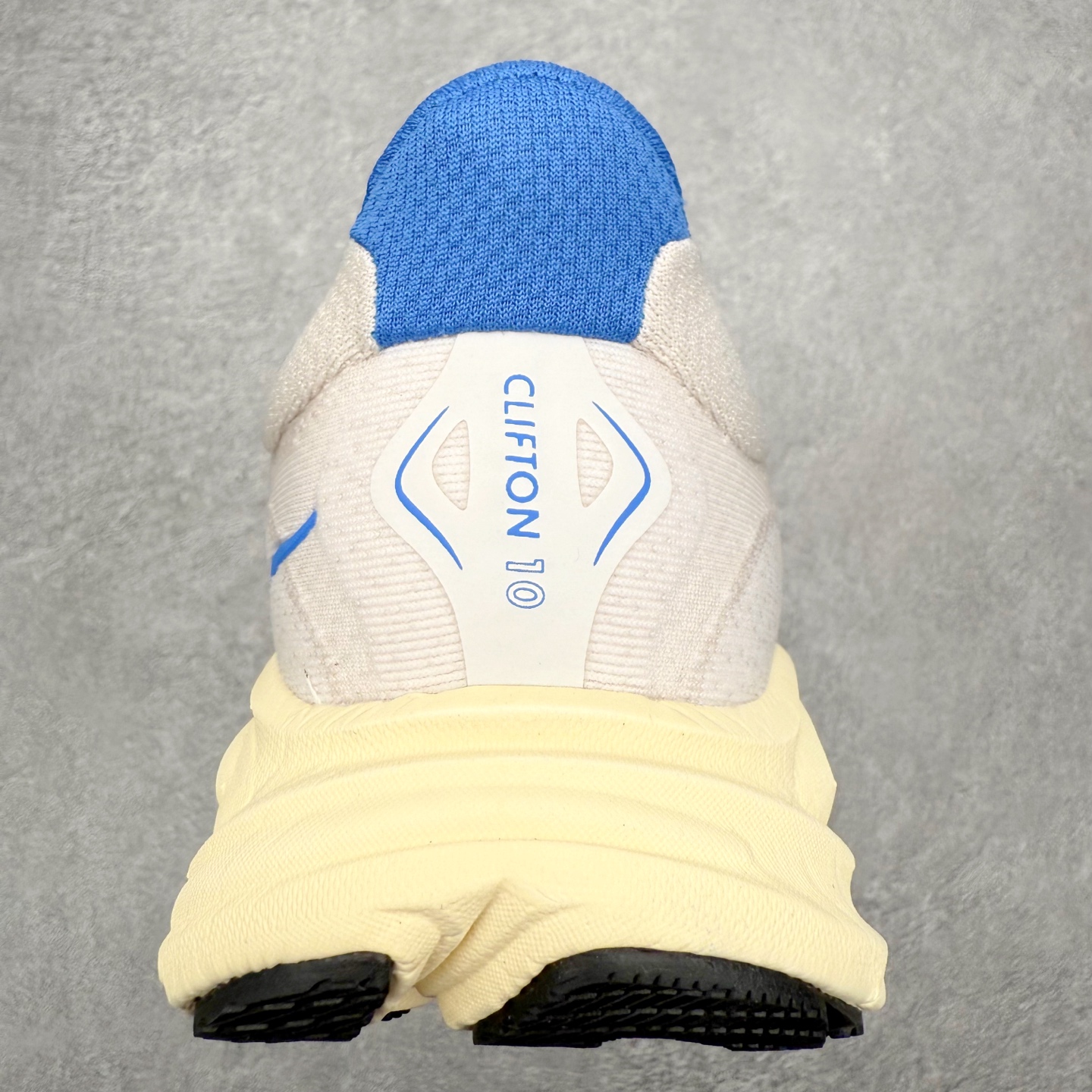 图片[8]-HOKA ONE ONE Clifton 克里夫顿10代专业性能减震公路跑步鞋 轻盈透气的针织网面和纱线的使用让鞋面更挺拔 增强鞋面的强度和支撑性能 搭配柔软的鞋舌 让双脚在舒适包裹中跑的更加畅快 全新泡棉中底 柔软的同时增强回弹性能 为不同跑者提供更平稳流畅的脚感 带来全面的缓冲保护 根据人体工程学设计的延长拉襟 后跟处弹软的海绵填充舒适固定 避免掉跟和摩擦 相比上一代光滑的内衬 Clifton 的内衬增强了摩擦力 避免双脚在鞋内滑动 尺码：36 36.5 37.5 38 38.5 39 40 40.5 41 42 42.5 43 44 44.5 45-选品中心