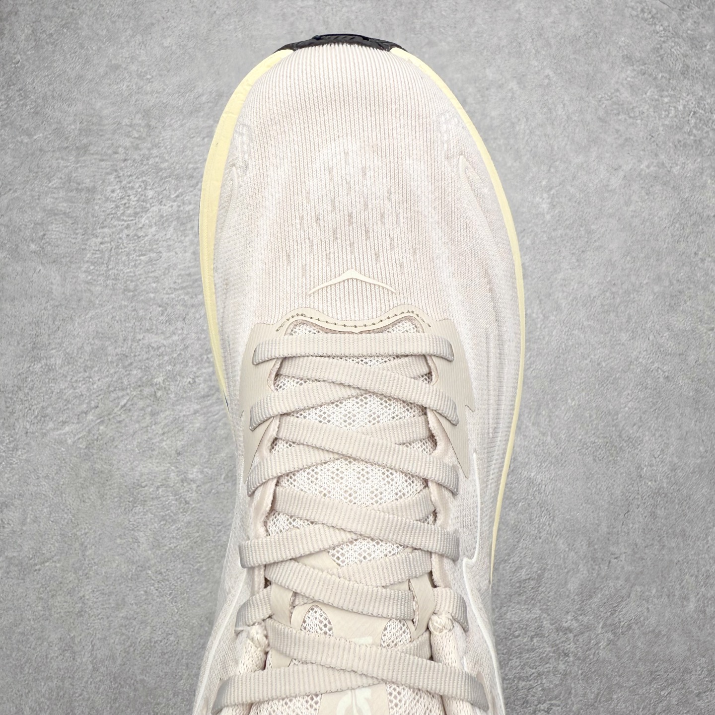 图片[4]-HOKA ONE ONE Clifton 克里夫顿10代专业性能减震公路跑步鞋 轻盈透气的针织网面和纱线的使用让鞋面更挺拔 增强鞋面的强度和支撑性能 搭配柔软的鞋舌 让双脚在舒适包裹中跑的更加畅快 全新泡棉中底 柔软的同时增强回弹性能 为不同跑者提供更平稳流畅的脚感 带来全面的缓冲保护 根据人体工程学设计的延长拉襟 后跟处弹软的海绵填充舒适固定 避免掉跟和摩擦 相比上一代光滑的内衬 Clifton 的内衬增强了摩擦力 避免双脚在鞋内滑动 尺码：36 36.5 37.5 38 38.5 39 40 40.5 41 42 42.5 43 44 44.5 45-选品中心