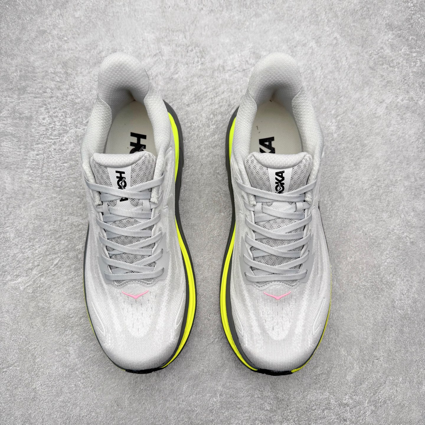 图片[2]-HOKA ONE ONE Clifton 克里夫顿10代专业性能减震公路跑步鞋 轻盈透气的针织网面和纱线的使用让鞋面更挺拔 增强鞋面的强度和支撑性能 搭配柔软的鞋舌 让双脚在舒适包裹中跑的更加畅快 全新泡棉中底 柔软的同时增强回弹性能 为不同跑者提供更平稳流畅的脚感 带来全面的缓冲保护 根据人体工程学设计的延长拉襟 后跟处弹软的海绵填充舒适固定 避免掉跟和摩擦 相比上一代光滑的内衬 Clifton 的内衬增强了摩擦力 避免双脚在鞋内滑动 尺码：36 36.5 37.5 38 38.5 39 40 40.5 41 42 42.5 43 44 44.5 45-选品中心