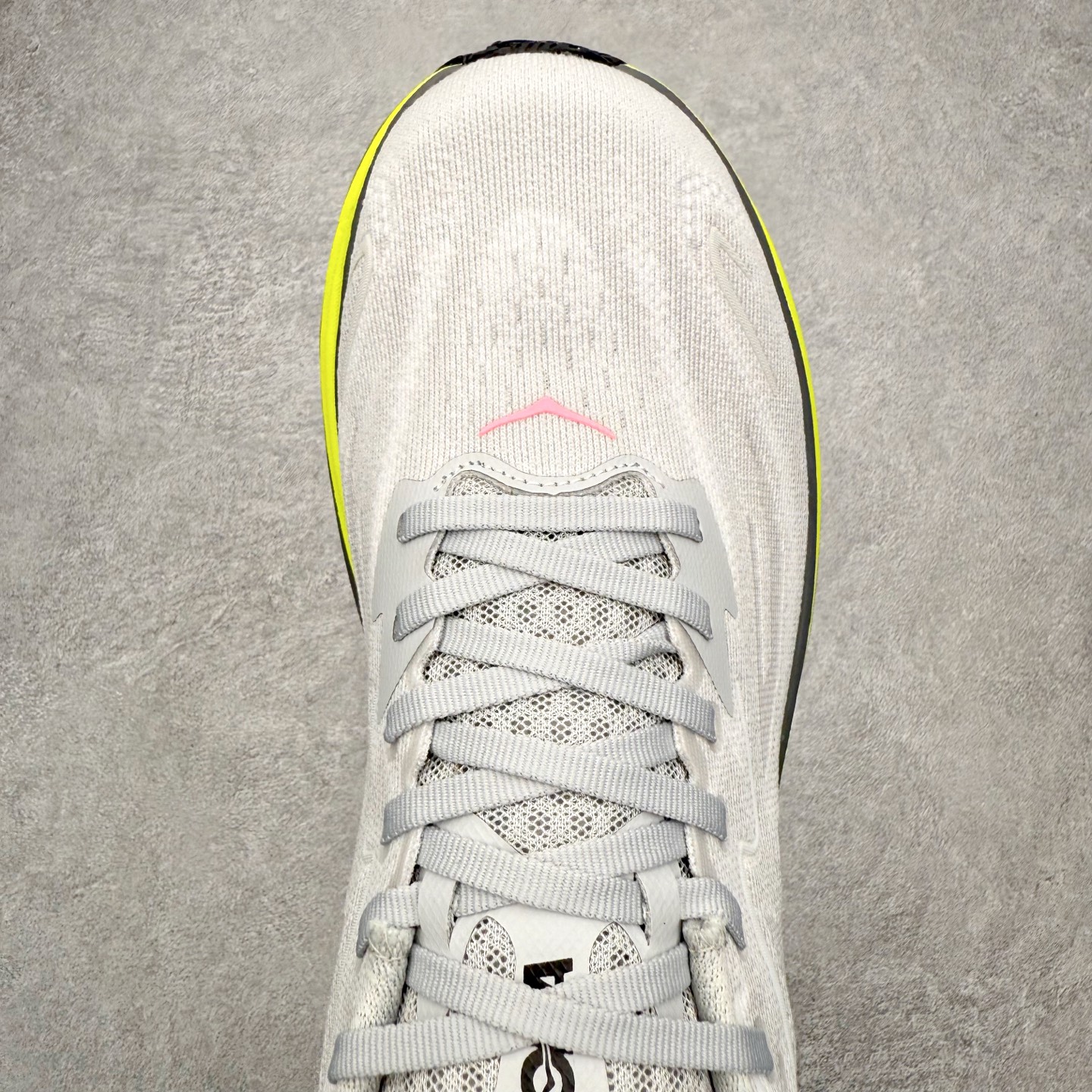 图片[4]-HOKA ONE ONE Clifton 克里夫顿10代专业性能减震公路跑步鞋 轻盈透气的针织网面和纱线的使用让鞋面更挺拔 增强鞋面的强度和支撑性能 搭配柔软的鞋舌 让双脚在舒适包裹中跑的更加畅快 全新泡棉中底 柔软的同时增强回弹性能 为不同跑者提供更平稳流畅的脚感 带来全面的缓冲保护 根据人体工程学设计的延长拉襟 后跟处弹软的海绵填充舒适固定 避免掉跟和摩擦 相比上一代光滑的内衬 Clifton 的内衬增强了摩擦力 避免双脚在鞋内滑动 尺码：36 36.5 37.5 38 38.5 39 40 40.5 41 42 42.5 43 44 44.5 45-选品中心