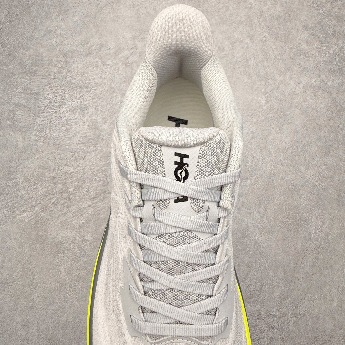 图片[5]-HOKA ONE ONE Clifton 克里夫顿10代专业性能减震公路跑步鞋 轻盈透气的针织网面和纱线的使用让鞋面更挺拔 增强鞋面的强度和支撑性能 搭配柔软的鞋舌 让双脚在舒适包裹中跑的更加畅快 全新泡棉中底 柔软的同时增强回弹性能 为不同跑者提供更平稳流畅的脚感 带来全面的缓冲保护 根据人体工程学设计的延长拉襟 后跟处弹软的海绵填充舒适固定 避免掉跟和摩擦 相比上一代光滑的内衬 Clifton 的内衬增强了摩擦力 避免双脚在鞋内滑动 尺码：36 36.5 37.5 38 38.5 39 40 40.5 41 42 42.5 43 44 44.5 45-选品中心