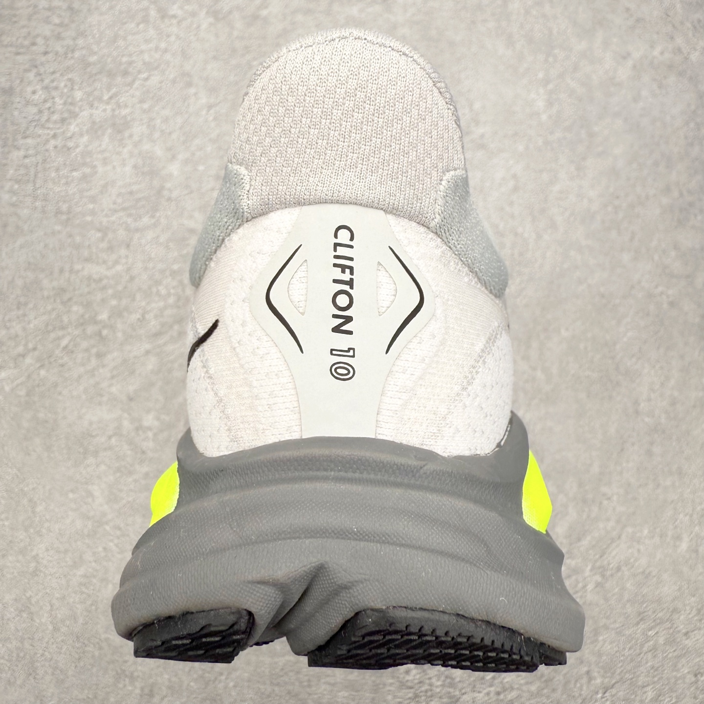 图片[8]-HOKA ONE ONE Clifton 克里夫顿10代专业性能减震公路跑步鞋 轻盈透气的针织网面和纱线的使用让鞋面更挺拔 增强鞋面的强度和支撑性能 搭配柔软的鞋舌 让双脚在舒适包裹中跑的更加畅快 全新泡棉中底 柔软的同时增强回弹性能 为不同跑者提供更平稳流畅的脚感 带来全面的缓冲保护 根据人体工程学设计的延长拉襟 后跟处弹软的海绵填充舒适固定 避免掉跟和摩擦 相比上一代光滑的内衬 Clifton 的内衬增强了摩擦力 避免双脚在鞋内滑动 尺码：36 36.5 37.5 38 38.5 39 40 40.5 41 42 42.5 43 44 44.5 45-选品中心