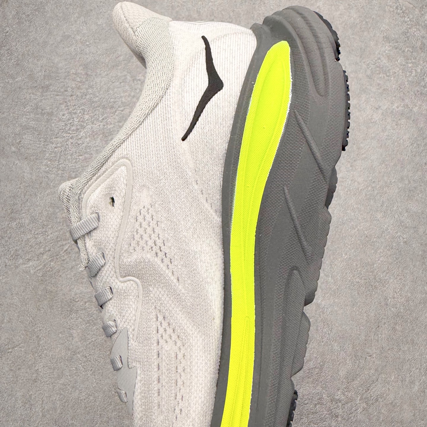 图片[7]-HOKA ONE ONE Clifton 克里夫顿10代专业性能减震公路跑步鞋 轻盈透气的针织网面和纱线的使用让鞋面更挺拔 增强鞋面的强度和支撑性能 搭配柔软的鞋舌 让双脚在舒适包裹中跑的更加畅快 全新泡棉中底 柔软的同时增强回弹性能 为不同跑者提供更平稳流畅的脚感 带来全面的缓冲保护 根据人体工程学设计的延长拉襟 后跟处弹软的海绵填充舒适固定 避免掉跟和摩擦 相比上一代光滑的内衬 Clifton 的内衬增强了摩擦力 避免双脚在鞋内滑动 尺码：36 36.5 37.5 38 38.5 39 40 40.5 41 42 42.5 43 44 44.5 45-选品中心