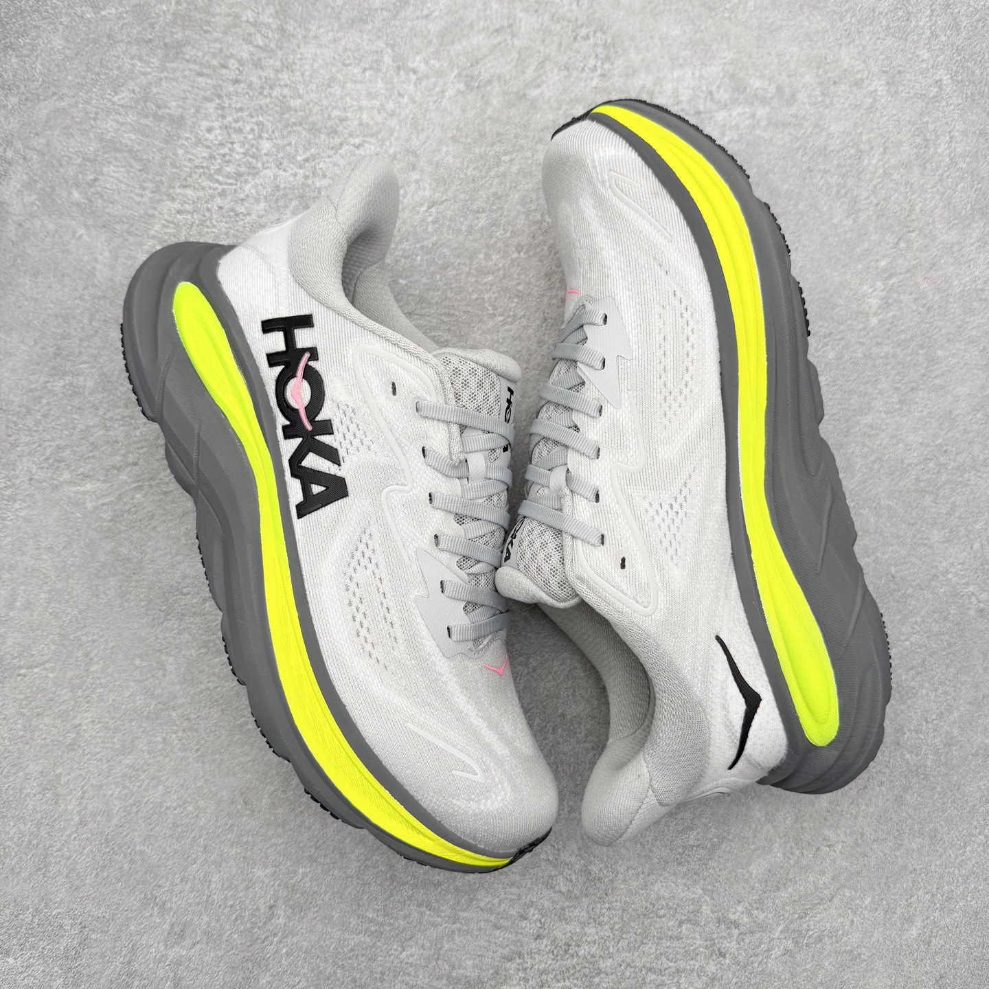 图片[3]-HOKA ONE ONE Clifton 克里夫顿10代专业性能减震公路跑步鞋 轻盈透气的针织网面和纱线的使用让鞋面更挺拔 增强鞋面的强度和支撑性能 搭配柔软的鞋舌 让双脚在舒适包裹中跑的更加畅快 全新泡棉中底 柔软的同时增强回弹性能 为不同跑者提供更平稳流畅的脚感 带来全面的缓冲保护 根据人体工程学设计的延长拉襟 后跟处弹软的海绵填充舒适固定 避免掉跟和摩擦 相比上一代光滑的内衬 Clifton 的内衬增强了摩擦力 避免双脚在鞋内滑动 尺码：36 36.5 37.5 38 38.5 39 40 40.5 41 42 42.5 43 44 44.5 45-选品中心