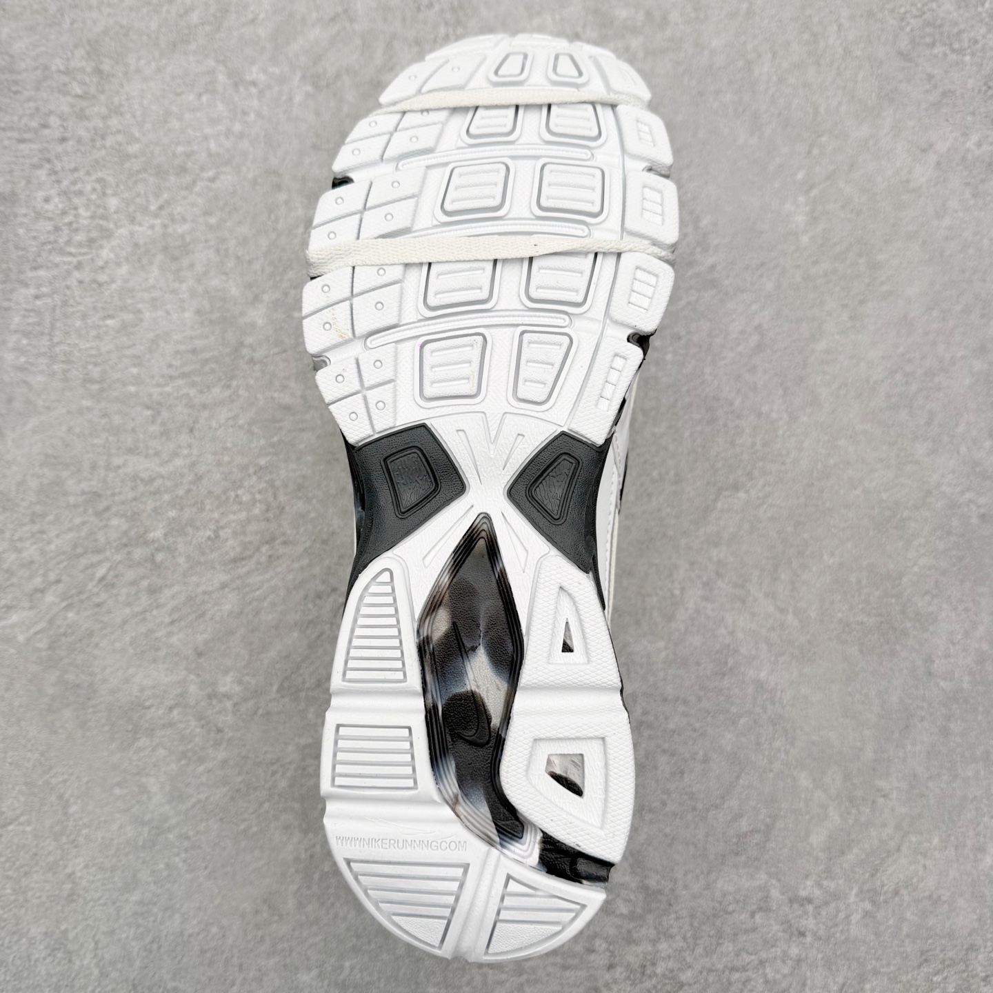 图片[9]-NK Initiator 创始者系列复古老爹鞋运动舒适复古网布合成革减震防滑耐磨低帮休闲跑步鞋 Ins爆火全新韩系古着风 回味经典 采用透气网眼鞋面和支撑覆盖层 自然运动设计的Phlyon中底用于缓冲 BRS 1000碳橡胶外底具有轻质柔韧性 牵引力和耐用性 尺码：36 36.5 37.5 38 38.5 39 40 40.5 41 42 42.5 43 44 45-选品中心