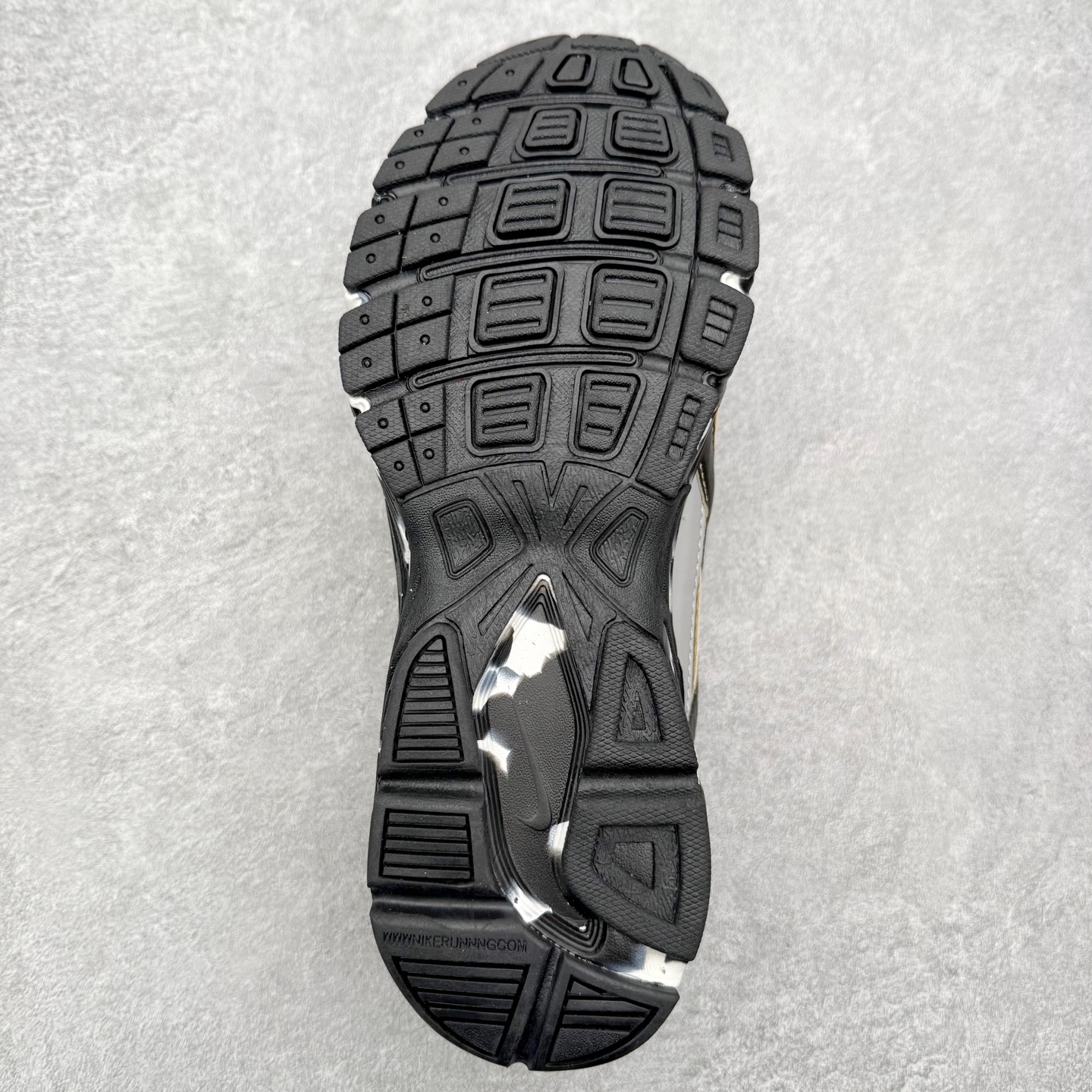 图片[9]-NK Initiator 创始者系列复古老爹鞋运动舒适复古网布合成革减震防滑耐磨低帮休闲跑步鞋 Ins爆火全新韩系古着风 回味经典 采用透气网眼鞋面和支撑覆盖层 自然运动设计的Phlyon中底用于缓冲 BRS 1000碳橡胶外底具有轻质柔韧性 牵引力和耐用性 尺码：36 36.5 37.5 38 38.5 39 40 40.5 41 42 42.5 43 44 45-选品中心