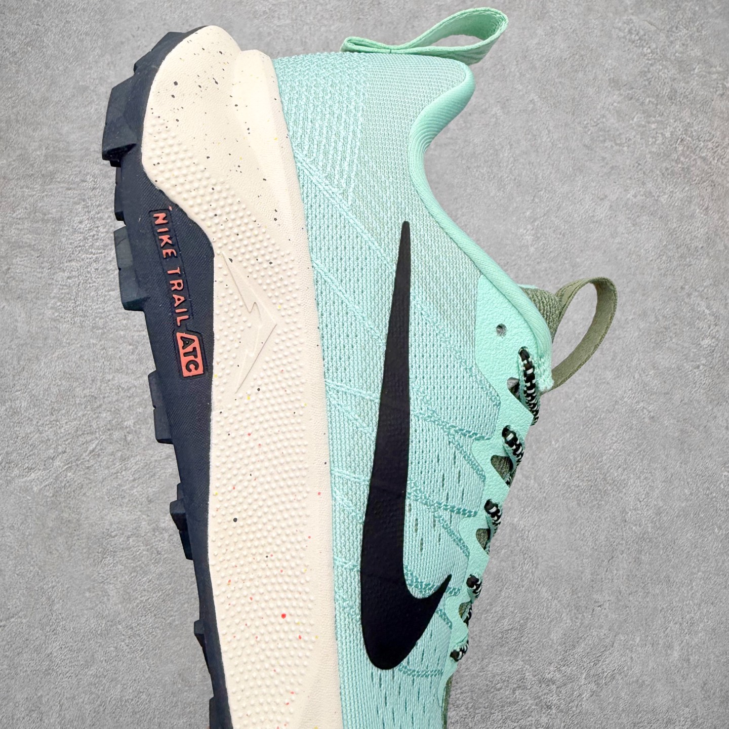 图片[6]-NK Wildhorse 10 时尚舒适防滑透气轻便 低帮跑步鞋 全面革新给我们留下了复杂的感受。我们非常喜欢升级后的做工和舒适的 ReactX 中底，但我们认为过重的重量、上涨的价格以及易碎的鞋面削弱了它的吸引力。根据我们的经验，它在轻松的越野跑和长距离跑中表现最佳，但它不再像之前的版本那样，带来灵活、有趣的体验。实拍调校N版已经零色差零失真 百分百还原实物色彩所见即所得 不存在货不对板色差等低级问题 选购参考实物拍摄 不混卖不参货 只用心做好货严格选品 承诺混一赔十 尺码：36 36.5 37.5 38 38.5 39 40 40.5 41 42 42.5 43 44 44.5 45-选品中心