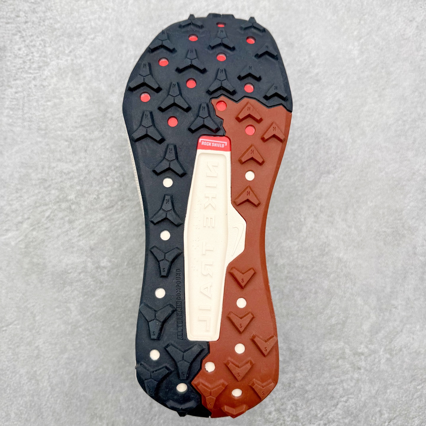 图片[9]-NK Wildhorse 10 时尚舒适防滑透气轻便 低帮跑步鞋 全面革新给我们留下了复杂的感受。我们非常喜欢升级后的做工和舒适的 ReactX 中底，但我们认为过重的重量、上涨的价格以及易碎的鞋面削弱了它的吸引力。根据我们的经验，它在轻松的越野跑和长距离跑中表现最佳，但它不再像之前的版本那样，带来灵活、有趣的体验。实拍调校N版已经零色差零失真 百分百还原实物色彩所见即所得 不存在货不对板色差等低级问题 选购参考实物拍摄 不混卖不参货 只用心做好货严格选品 承诺混一赔十 尺码：36 36.5 37.5 38 38.5 39 40 40.5 41 42 42.5 43 44 44.5 45-选品中心