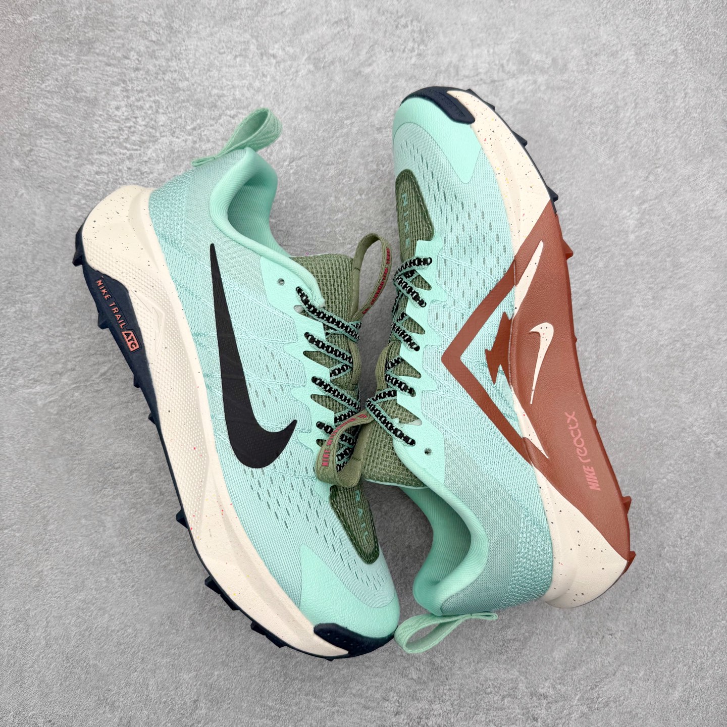 图片[3]-NK Wildhorse 10 时尚舒适防滑透气轻便 低帮跑步鞋 全面革新给我们留下了复杂的感受。我们非常喜欢升级后的做工和舒适的 ReactX 中底，但我们认为过重的重量、上涨的价格以及易碎的鞋面削弱了它的吸引力。根据我们的经验，它在轻松的越野跑和长距离跑中表现最佳，但它不再像之前的版本那样，带来灵活、有趣的体验。实拍调校N版已经零色差零失真 百分百还原实物色彩所见即所得 不存在货不对板色差等低级问题 选购参考实物拍摄 不混卖不参货 只用心做好货严格选品 承诺混一赔十 尺码：36 36.5 37.5 38 38.5 39 40 40.5 41 42 42.5 43 44 44.5 45-选品中心