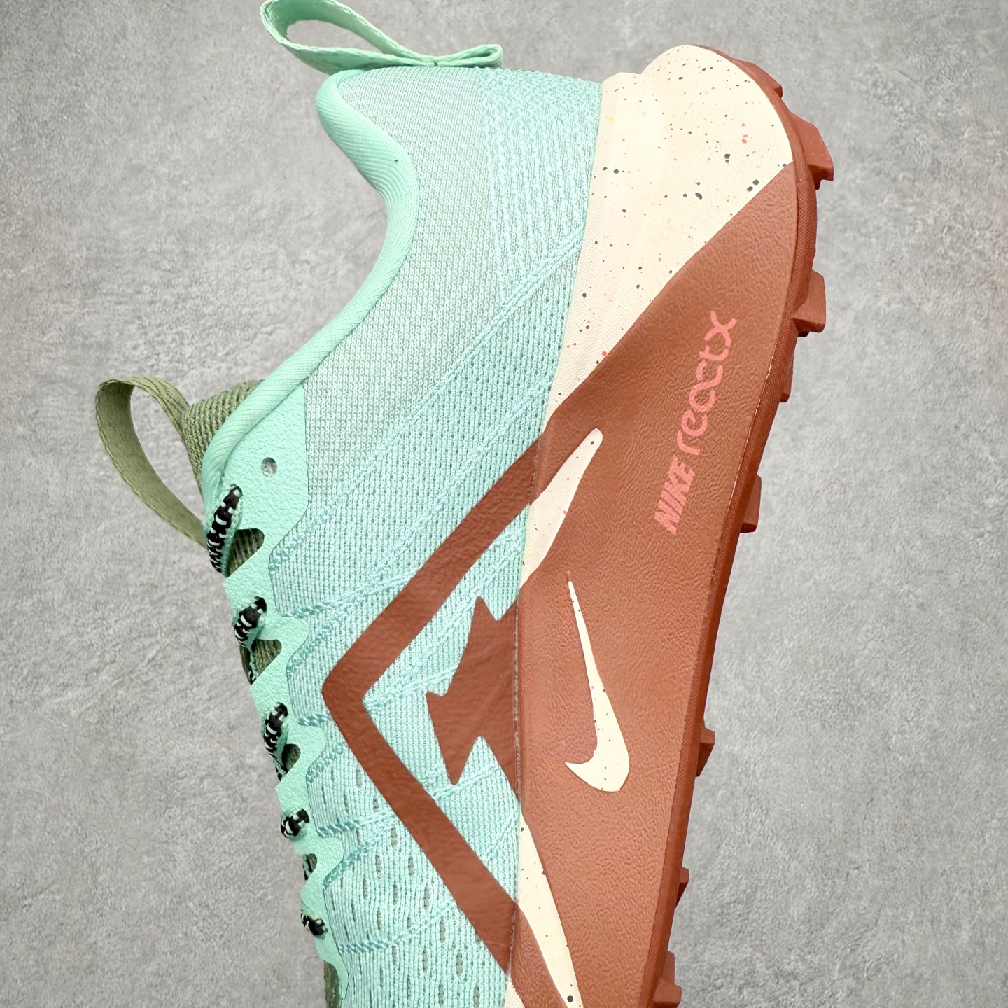 图片[7]-NK Wildhorse 10 时尚舒适防滑透气轻便 低帮跑步鞋 全面革新给我们留下了复杂的感受。我们非常喜欢升级后的做工和舒适的 ReactX 中底，但我们认为过重的重量、上涨的价格以及易碎的鞋面削弱了它的吸引力。根据我们的经验，它在轻松的越野跑和长距离跑中表现最佳，但它不再像之前的版本那样，带来灵活、有趣的体验。实拍调校N版已经零色差零失真 百分百还原实物色彩所见即所得 不存在货不对板色差等低级问题 选购参考实物拍摄 不混卖不参货 只用心做好货严格选品 承诺混一赔十 尺码：36 36.5 37.5 38 38.5 39 40 40.5 41 42 42.5 43 44 44.5 45-选品中心