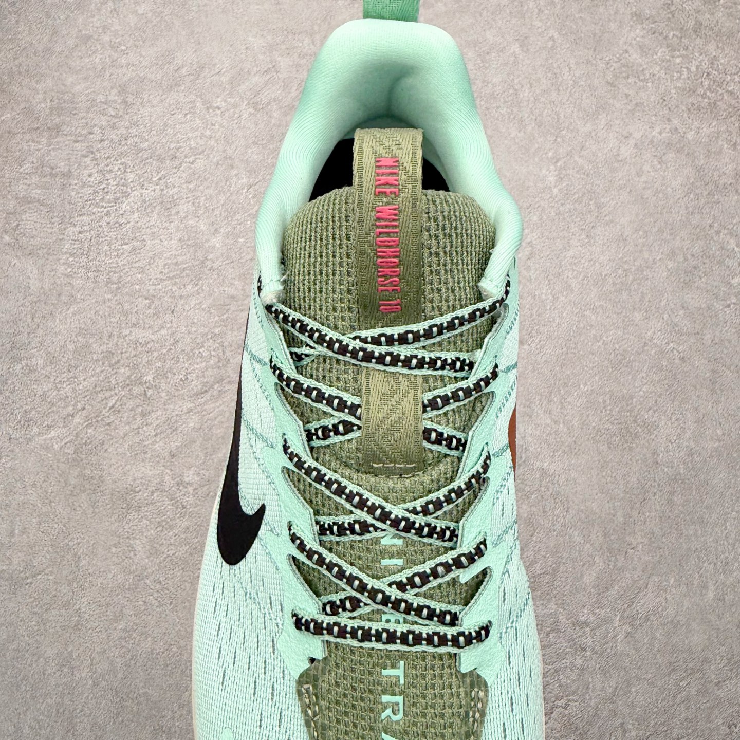 图片[5]-NK Wildhorse 10 时尚舒适防滑透气轻便 低帮跑步鞋 全面革新给我们留下了复杂的感受。我们非常喜欢升级后的做工和舒适的 ReactX 中底，但我们认为过重的重量、上涨的价格以及易碎的鞋面削弱了它的吸引力。根据我们的经验，它在轻松的越野跑和长距离跑中表现最佳，但它不再像之前的版本那样，带来灵活、有趣的体验。实拍调校N版已经零色差零失真 百分百还原实物色彩所见即所得 不存在货不对板色差等低级问题 选购参考实物拍摄 不混卖不参货 只用心做好货严格选品 承诺混一赔十 尺码：36 36.5 37.5 38 38.5 39 40 40.5 41 42 42.5 43 44 44.5 45-选品中心