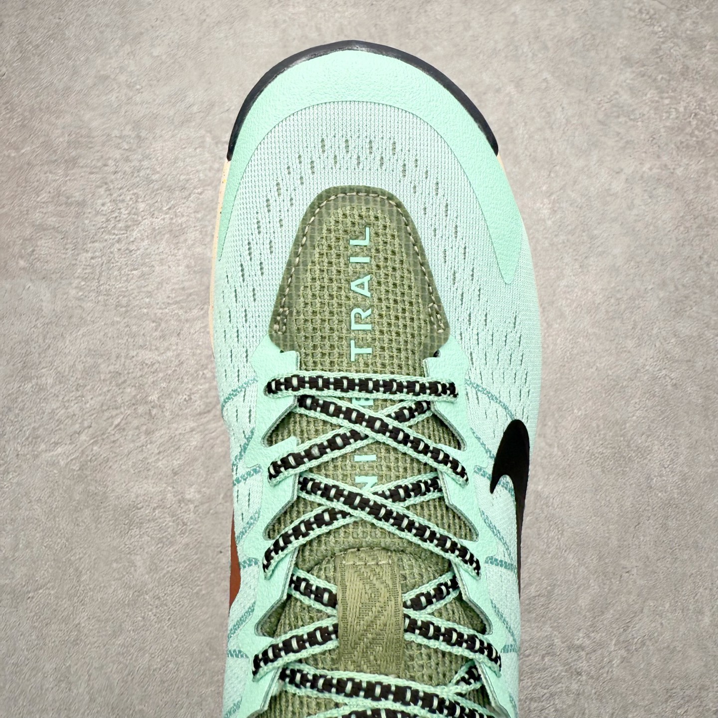 图片[4]-NK Wildhorse 10 时尚舒适防滑透气轻便 低帮跑步鞋 全面革新给我们留下了复杂的感受。我们非常喜欢升级后的做工和舒适的 ReactX 中底，但我们认为过重的重量、上涨的价格以及易碎的鞋面削弱了它的吸引力。根据我们的经验，它在轻松的越野跑和长距离跑中表现最佳，但它不再像之前的版本那样，带来灵活、有趣的体验。实拍调校N版已经零色差零失真 百分百还原实物色彩所见即所得 不存在货不对板色差等低级问题 选购参考实物拍摄 不混卖不参货 只用心做好货严格选品 承诺混一赔十 尺码：36 36.5 37.5 38 38.5 39 40 40.5 41 42 42.5 43 44 44.5 45-选品中心