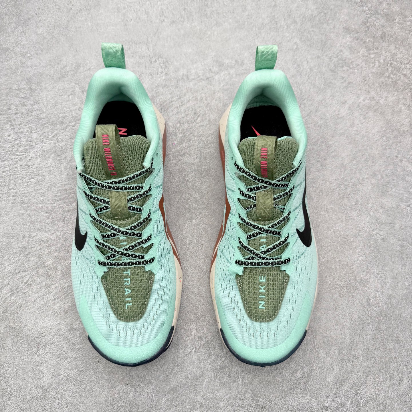 图片[2]-NK Wildhorse 10 时尚舒适防滑透气轻便 低帮跑步鞋 全面革新给我们留下了复杂的感受。我们非常喜欢升级后的做工和舒适的 ReactX 中底，但我们认为过重的重量、上涨的价格以及易碎的鞋面削弱了它的吸引力。根据我们的经验，它在轻松的越野跑和长距离跑中表现最佳，但它不再像之前的版本那样，带来灵活、有趣的体验。实拍调校N版已经零色差零失真 百分百还原实物色彩所见即所得 不存在货不对板色差等低级问题 选购参考实物拍摄 不混卖不参货 只用心做好货严格选品 承诺混一赔十 尺码：36 36.5 37.5 38 38.5 39 40 40.5 41 42 42.5 43 44 44.5 45-选品中心