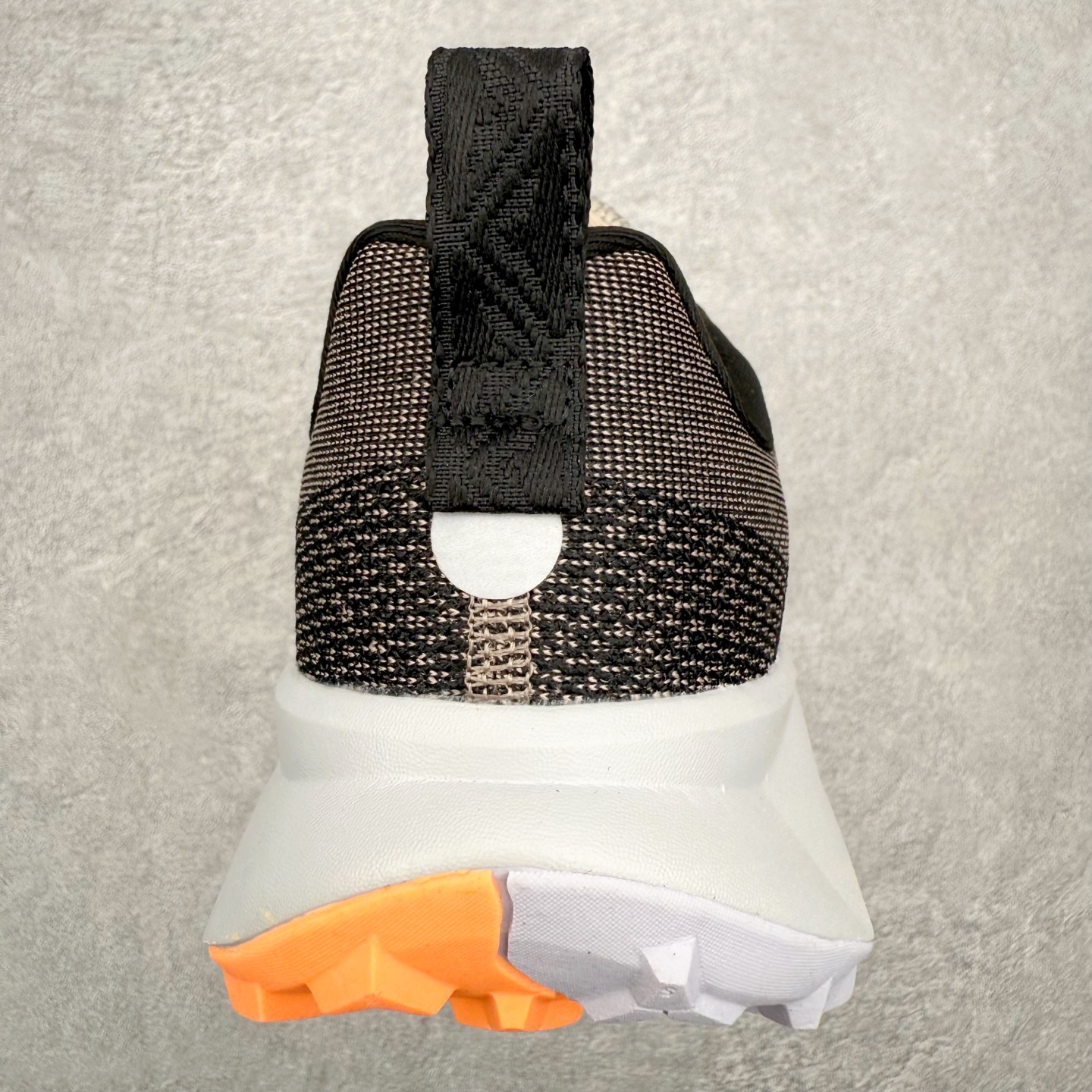 图片[8]-NK Wildhorse 10 时尚舒适防滑透气轻便 低帮跑步鞋 全面革新给我们留下了复杂的感受。我们非常喜欢升级后的做工和舒适的 ReactX 中底，但我们认为过重的重量、上涨的价格以及易碎的鞋面削弱了它的吸引力。根据我们的经验，它在轻松的越野跑和长距离跑中表现最佳，但它不再像之前的版本那样，带来灵活、有趣的体验。实拍调校N版已经零色差零失真 百分百还原实物色彩所见即所得 不存在货不对板色差等低级问题 选购参考实物拍摄 不混卖不参货 只用心做好货严格选品 承诺混一赔十 尺码：36 36.5 37.5 38 38.5 39 40 40.5 41 42 42.5 43 44 44.5 45-选品中心