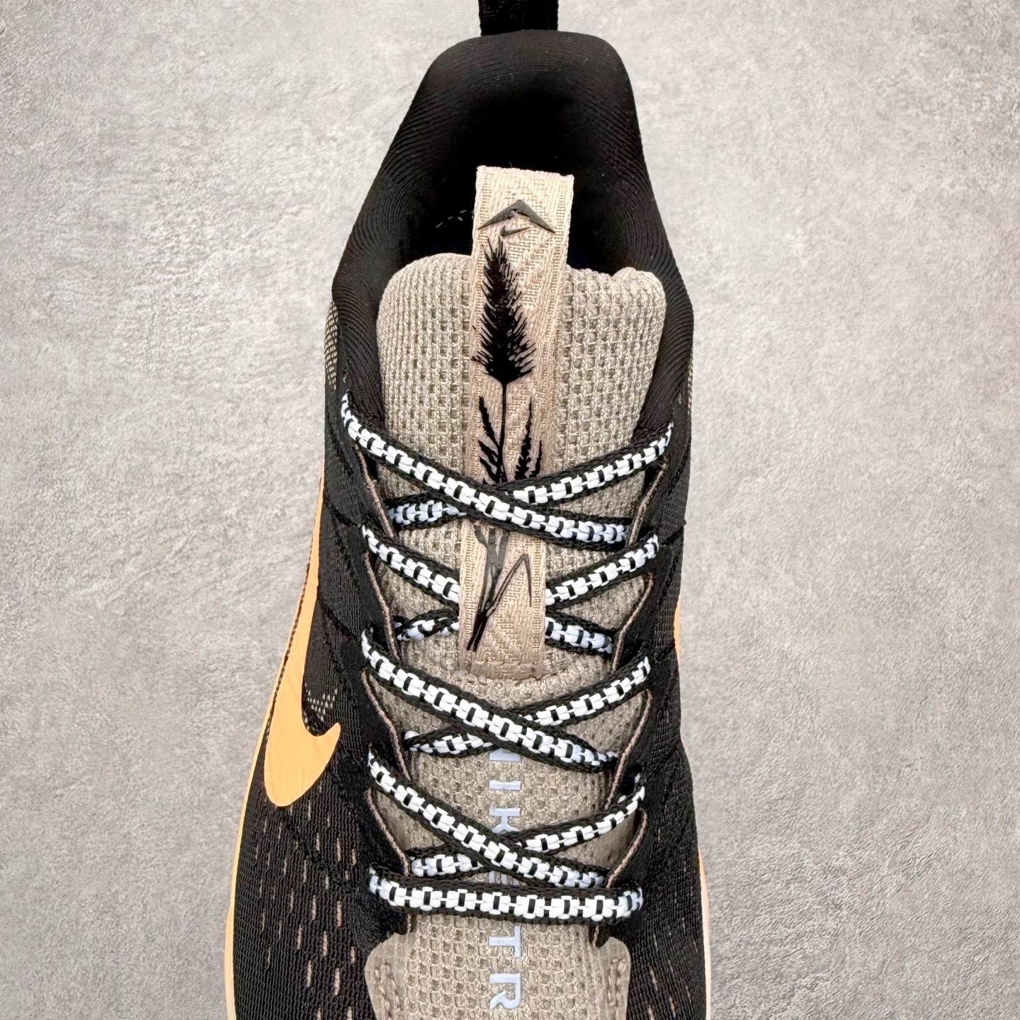 图片[5]-NK Wildhorse 10 时尚舒适防滑透气轻便 低帮跑步鞋 全面革新给我们留下了复杂的感受。我们非常喜欢升级后的做工和舒适的 ReactX 中底，但我们认为过重的重量、上涨的价格以及易碎的鞋面削弱了它的吸引力。根据我们的经验，它在轻松的越野跑和长距离跑中表现最佳，但它不再像之前的版本那样，带来灵活、有趣的体验。实拍调校N版已经零色差零失真 百分百还原实物色彩所见即所得 不存在货不对板色差等低级问题 选购参考实物拍摄 不混卖不参货 只用心做好货严格选品 承诺混一赔十 尺码：36 36.5 37.5 38 38.5 39 40 40.5 41 42 42.5 43 44 44.5 45-选品中心