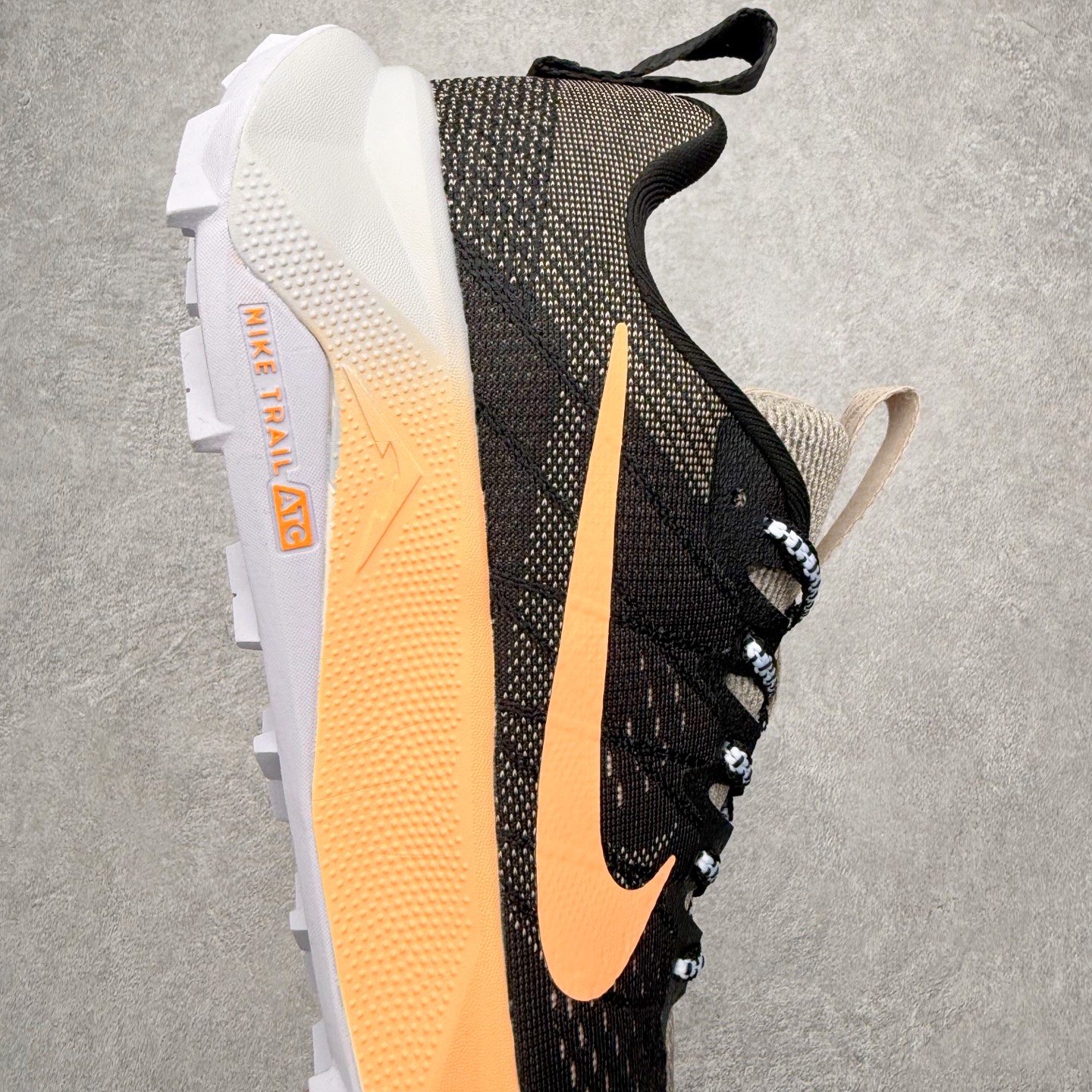 图片[6]-NK Wildhorse 10 时尚舒适防滑透气轻便 低帮跑步鞋 全面革新给我们留下了复杂的感受。我们非常喜欢升级后的做工和舒适的 ReactX 中底，但我们认为过重的重量、上涨的价格以及易碎的鞋面削弱了它的吸引力。根据我们的经验，它在轻松的越野跑和长距离跑中表现最佳，但它不再像之前的版本那样，带来灵活、有趣的体验。实拍调校N版已经零色差零失真 百分百还原实物色彩所见即所得 不存在货不对板色差等低级问题 选购参考实物拍摄 不混卖不参货 只用心做好货严格选品 承诺混一赔十 尺码：36 36.5 37.5 38 38.5 39 40 40.5 41 42 42.5 43 44 44.5 45-选品中心