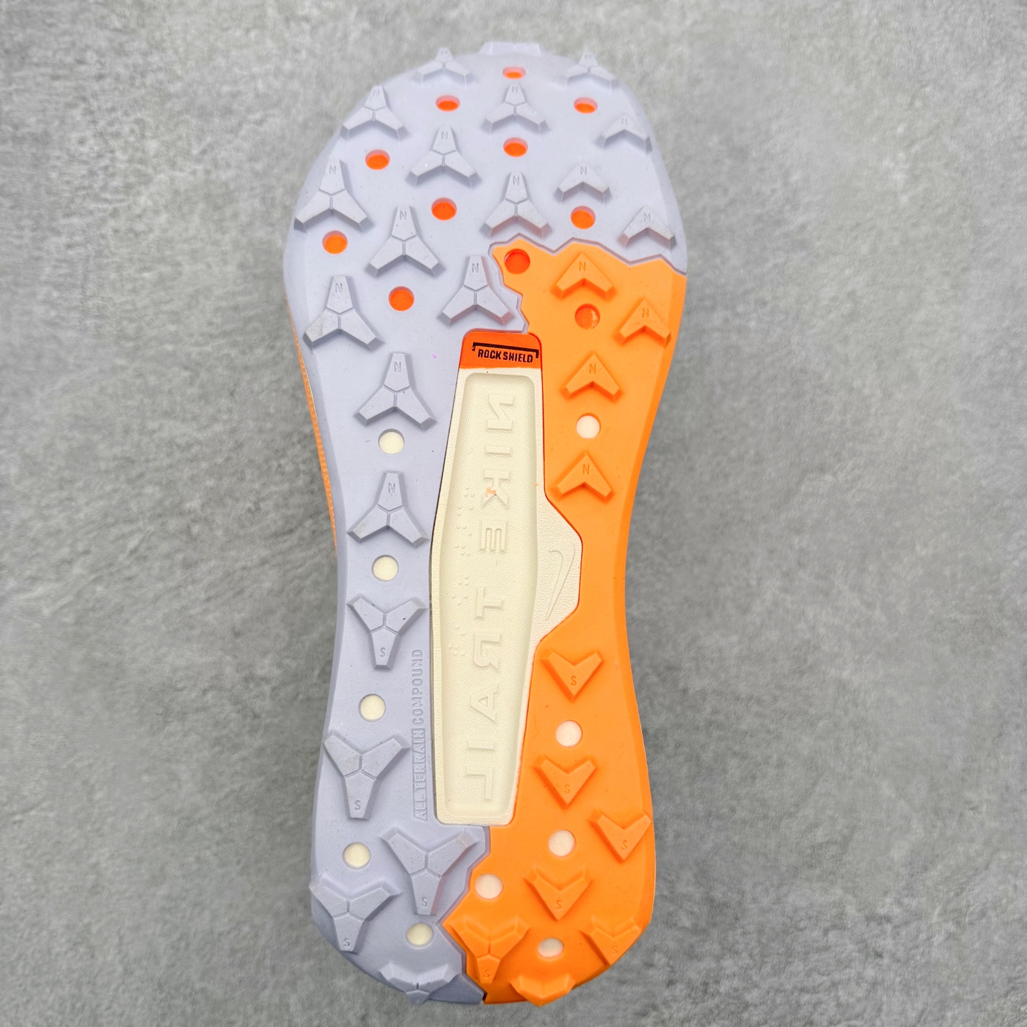 图片[9]-NK Wildhorse 10 时尚舒适防滑透气轻便 低帮跑步鞋 全面革新给我们留下了复杂的感受。我们非常喜欢升级后的做工和舒适的 ReactX 中底，但我们认为过重的重量、上涨的价格以及易碎的鞋面削弱了它的吸引力。根据我们的经验，它在轻松的越野跑和长距离跑中表现最佳，但它不再像之前的版本那样，带来灵活、有趣的体验。实拍调校N版已经零色差零失真 百分百还原实物色彩所见即所得 不存在货不对板色差等低级问题 选购参考实物拍摄 不混卖不参货 只用心做好货严格选品 承诺混一赔十 尺码：36 36.5 37.5 38 38.5 39 40 40.5 41 42 42.5 43 44 44.5 45-选品中心