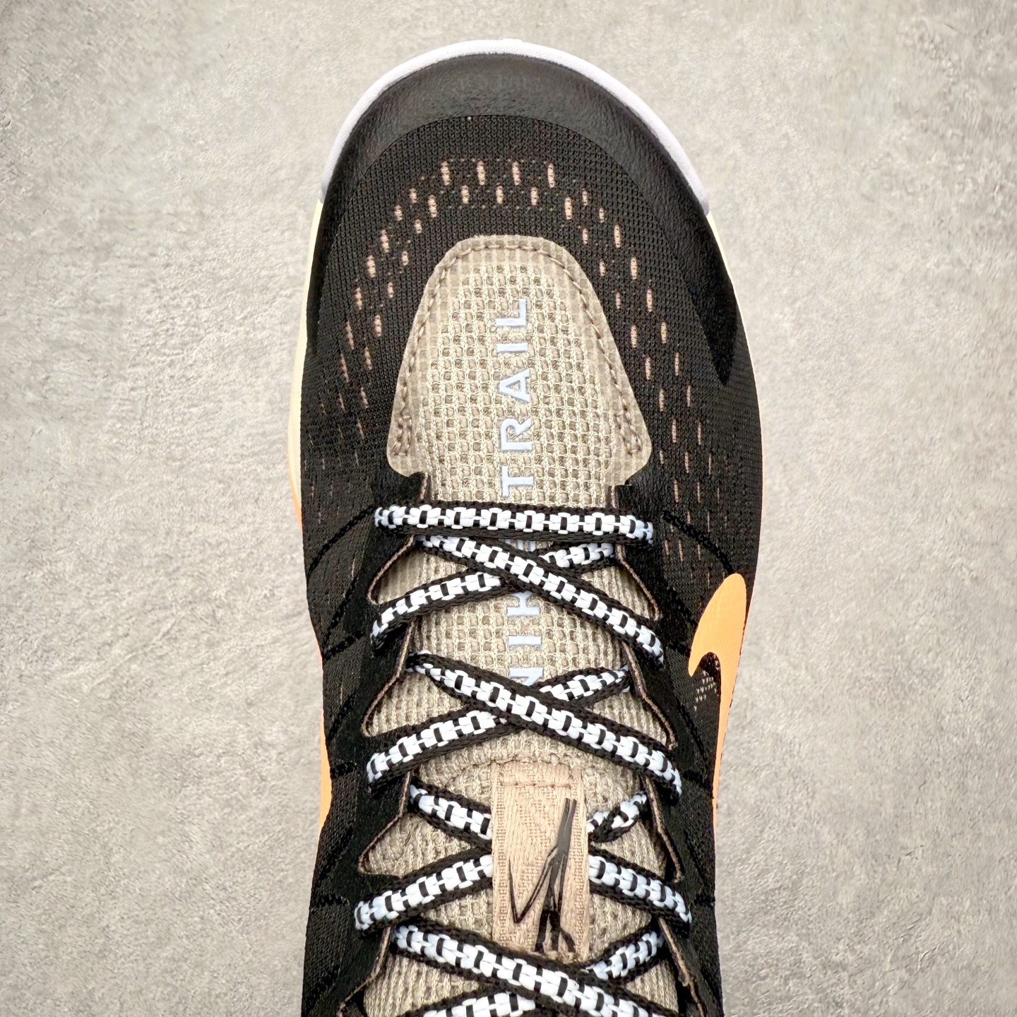 图片[4]-NK Wildhorse 10 时尚舒适防滑透气轻便 低帮跑步鞋 全面革新给我们留下了复杂的感受。我们非常喜欢升级后的做工和舒适的 ReactX 中底，但我们认为过重的重量、上涨的价格以及易碎的鞋面削弱了它的吸引力。根据我们的经验，它在轻松的越野跑和长距离跑中表现最佳，但它不再像之前的版本那样，带来灵活、有趣的体验。实拍调校N版已经零色差零失真 百分百还原实物色彩所见即所得 不存在货不对板色差等低级问题 选购参考实物拍摄 不混卖不参货 只用心做好货严格选品 承诺混一赔十 尺码：36 36.5 37.5 38 38.5 39 40 40.5 41 42 42.5 43 44 44.5 45-选品中心