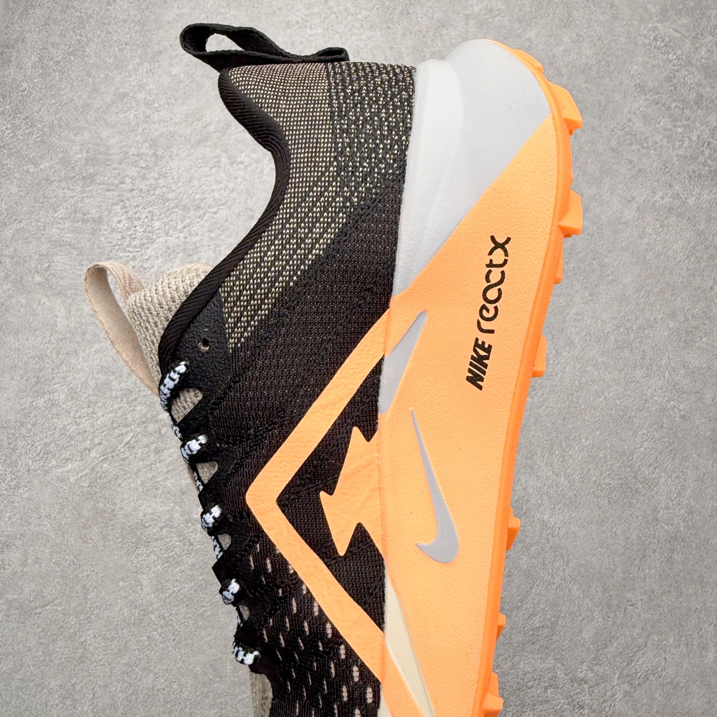 图片[7]-NK Wildhorse 10 时尚舒适防滑透气轻便 低帮跑步鞋 全面革新给我们留下了复杂的感受。我们非常喜欢升级后的做工和舒适的 ReactX 中底，但我们认为过重的重量、上涨的价格以及易碎的鞋面削弱了它的吸引力。根据我们的经验，它在轻松的越野跑和长距离跑中表现最佳，但它不再像之前的版本那样，带来灵活、有趣的体验。实拍调校N版已经零色差零失真 百分百还原实物色彩所见即所得 不存在货不对板色差等低级问题 选购参考实物拍摄 不混卖不参货 只用心做好货严格选品 承诺混一赔十 尺码：36 36.5 37.5 38 38.5 39 40 40.5 41 42 42.5 43 44 44.5 45-选品中心