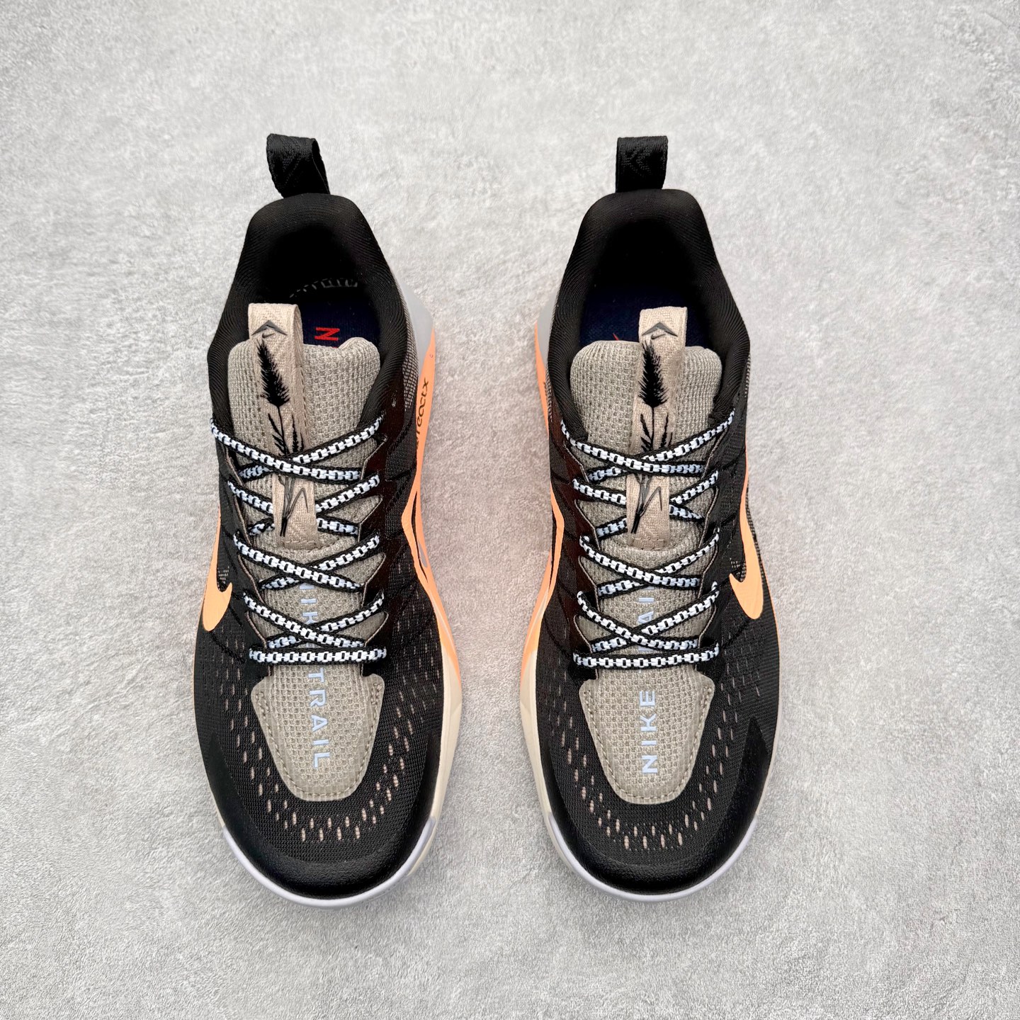 图片[2]-NK Wildhorse 10 时尚舒适防滑透气轻便 低帮跑步鞋 全面革新给我们留下了复杂的感受。我们非常喜欢升级后的做工和舒适的 ReactX 中底，但我们认为过重的重量、上涨的价格以及易碎的鞋面削弱了它的吸引力。根据我们的经验，它在轻松的越野跑和长距离跑中表现最佳，但它不再像之前的版本那样，带来灵活、有趣的体验。实拍调校N版已经零色差零失真 百分百还原实物色彩所见即所得 不存在货不对板色差等低级问题 选购参考实物拍摄 不混卖不参货 只用心做好货严格选品 承诺混一赔十 尺码：36 36.5 37.5 38 38.5 39 40 40.5 41 42 42.5 43 44 44.5 45-选品中心