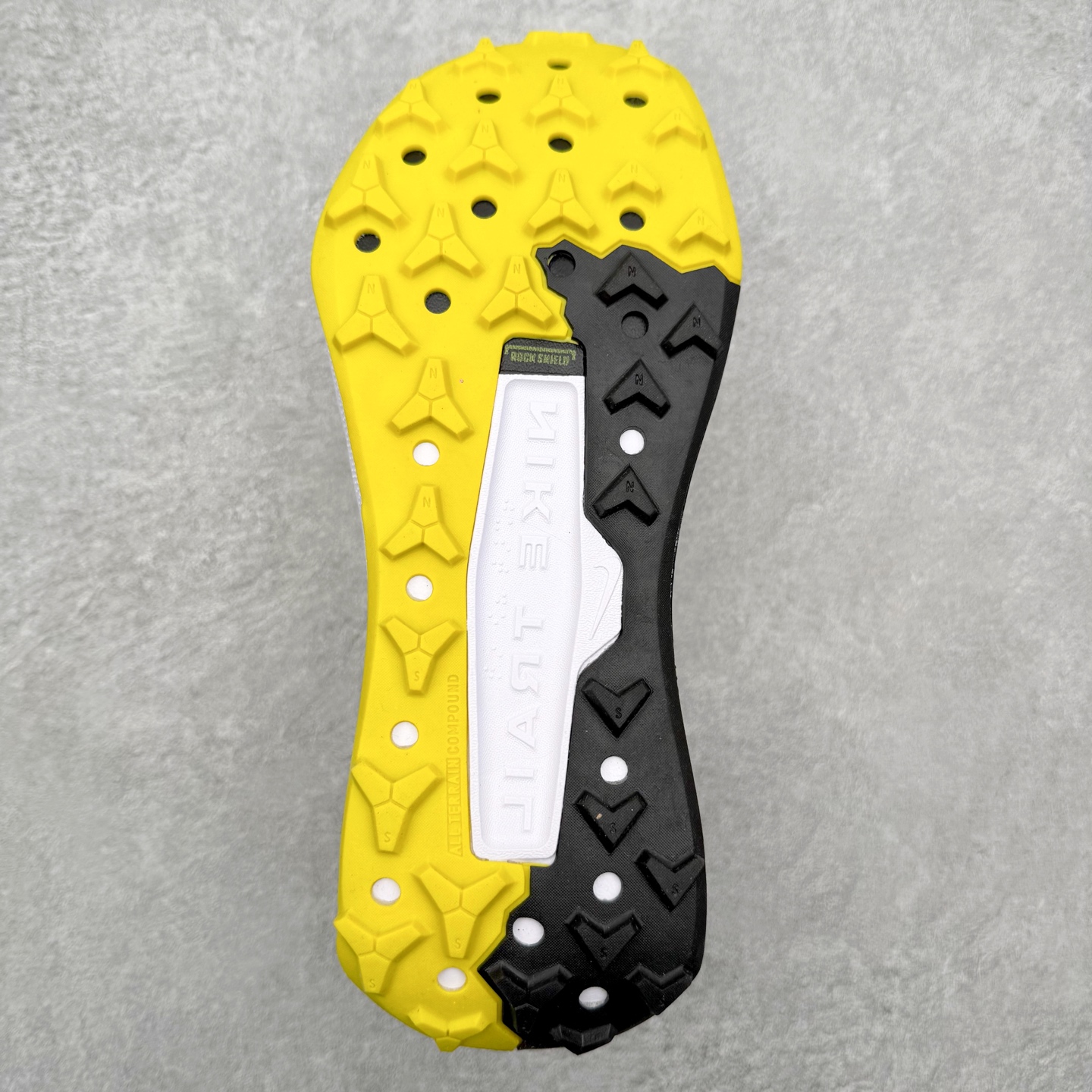 图片[9]-NK Wildhorse 10 时尚舒适防滑透气轻便 低帮跑步鞋 全面革新给我们留下了复杂的感受。我们非常喜欢升级后的做工和舒适的 ReactX 中底，但我们认为过重的重量、上涨的价格以及易碎的鞋面削弱了它的吸引力。根据我们的经验，它在轻松的越野跑和长距离跑中表现最佳，但它不再像之前的版本那样，带来灵活、有趣的体验。实拍调校N版已经零色差零失真 百分百还原实物色彩所见即所得 不存在货不对板色差等低级问题 选购参考实物拍摄 不混卖不参货 只用心做好货严格选品 承诺混一赔十 尺码：36 36.5 37.5 38 38.5 39 40 40.5 41 42 42.5 43 44 44.5 45-选品中心