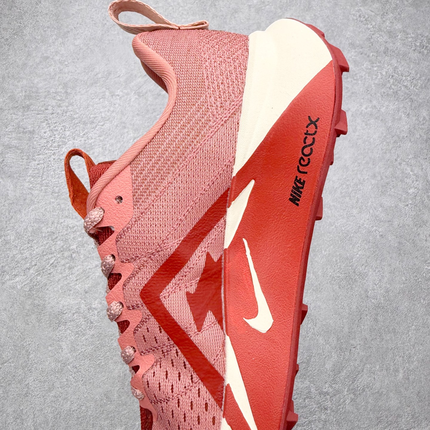 图片[7]-NK Wildhorse 10 时尚舒适防滑透气轻便 低帮跑步鞋 全面革新给我们留下了复杂的感受。我们非常喜欢升级后的做工和舒适的 ReactX 中底，但我们认为过重的重量、上涨的价格以及易碎的鞋面削弱了它的吸引力。根据我们的经验，它在轻松的越野跑和长距离跑中表现最佳，但它不再像之前的版本那样，带来灵活、有趣的体验。实拍调校N版已经零色差零失真 百分百还原实物色彩所见即所得 不存在货不对板色差等低级问题 选购参考实物拍摄 不混卖不参货 只用心做好货严格选品 承诺混一赔十 尺码：36 36.5 37.5 38 38.5 39 40 40.5 41 42 42.5 43 44 44.5 45-选品中心