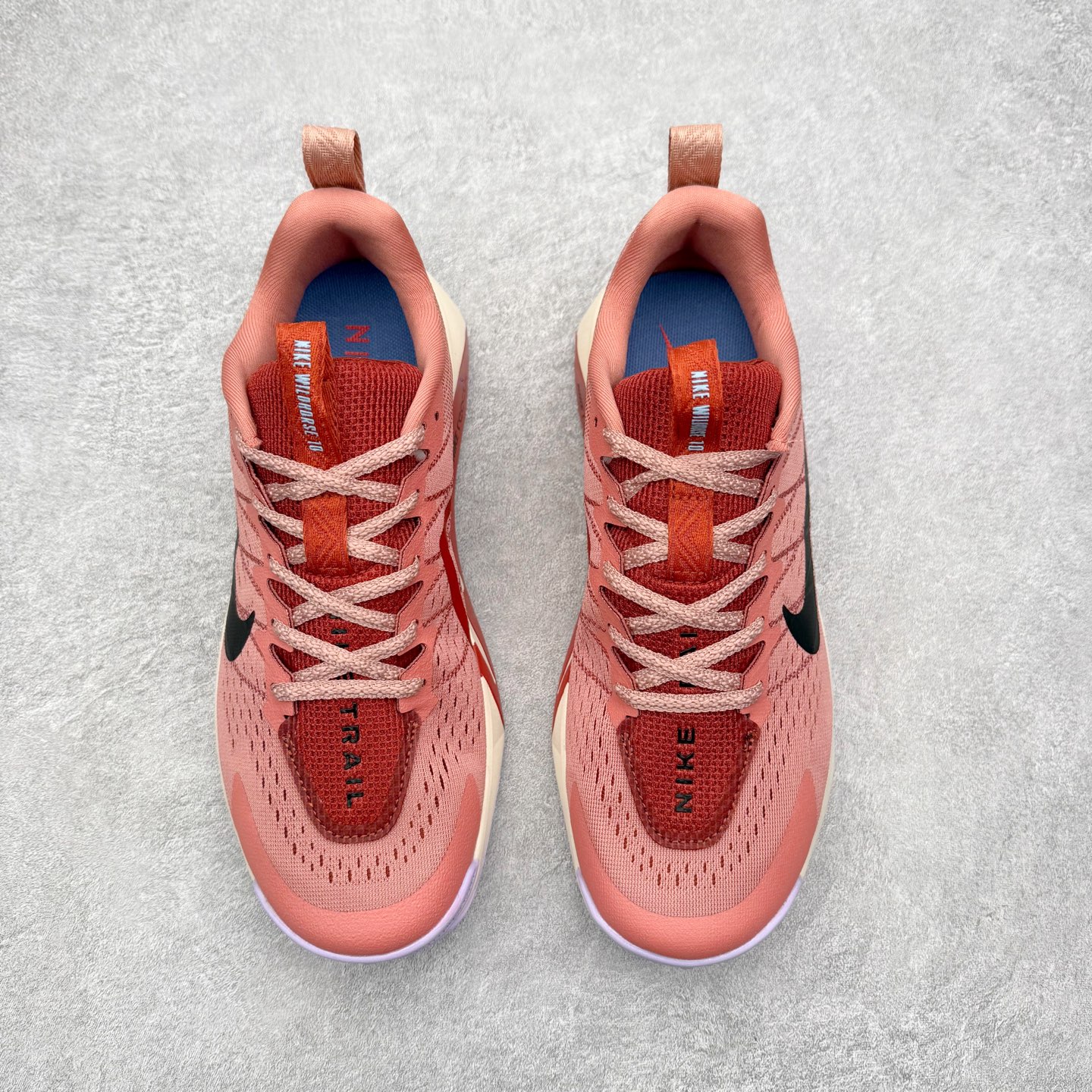 图片[2]-NK Wildhorse 10 时尚舒适防滑透气轻便 低帮跑步鞋 全面革新给我们留下了复杂的感受。我们非常喜欢升级后的做工和舒适的 ReactX 中底，但我们认为过重的重量、上涨的价格以及易碎的鞋面削弱了它的吸引力。根据我们的经验，它在轻松的越野跑和长距离跑中表现最佳，但它不再像之前的版本那样，带来灵活、有趣的体验。实拍调校N版已经零色差零失真 百分百还原实物色彩所见即所得 不存在货不对板色差等低级问题 选购参考实物拍摄 不混卖不参货 只用心做好货严格选品 承诺混一赔十 尺码：36 36.5 37.5 38 38.5 39 40 40.5 41 42 42.5 43 44 44.5 45-选品中心