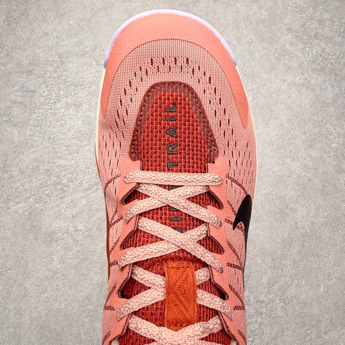 图片[4]-NK Wildhorse 10 时尚舒适防滑透气轻便 低帮跑步鞋 全面革新给我们留下了复杂的感受。我们非常喜欢升级后的做工和舒适的 ReactX 中底，但我们认为过重的重量、上涨的价格以及易碎的鞋面削弱了它的吸引力。根据我们的经验，它在轻松的越野跑和长距离跑中表现最佳，但它不再像之前的版本那样，带来灵活、有趣的体验。实拍调校N版已经零色差零失真 百分百还原实物色彩所见即所得 不存在货不对板色差等低级问题 选购参考实物拍摄 不混卖不参货 只用心做好货严格选品 承诺混一赔十 尺码：36 36.5 37.5 38 38.5 39 40 40.5 41 42 42.5 43 44 44.5 45-选品中心