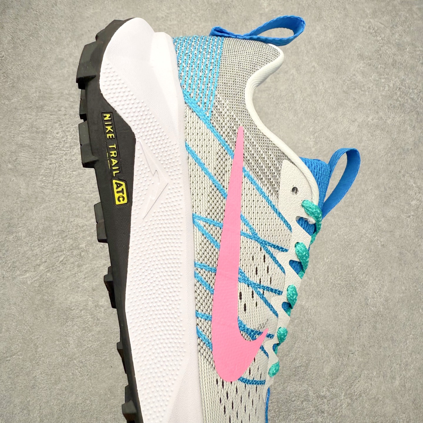 图片[6]-NK Wildhorse 10 时尚舒适防滑透气轻便 低帮跑步鞋 全面革新给我们留下了复杂的感受。我们非常喜欢升级后的做工和舒适的 ReactX 中底，但我们认为过重的重量、上涨的价格以及易碎的鞋面削弱了它的吸引力。根据我们的经验，它在轻松的越野跑和长距离跑中表现最佳，但它不再像之前的版本那样，带来灵活、有趣的体验。实拍调校N版已经零色差零失真 百分百还原实物色彩所见即所得 不存在货不对板色差等低级问题 选购参考实物拍摄 不混卖不参货 只用心做好货严格选品 承诺混一赔十 尺码：36 36.5 37.5 38 38.5 39 40 40.5 41 42 42.5 43 44 44.5 45-选品中心