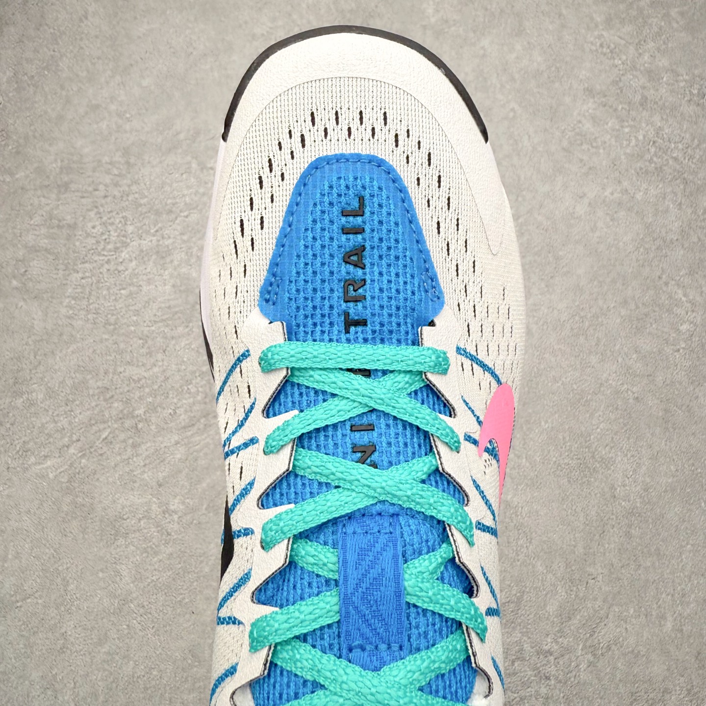 图片[4]-NK Wildhorse 10 时尚舒适防滑透气轻便 低帮跑步鞋 全面革新给我们留下了复杂的感受。我们非常喜欢升级后的做工和舒适的 ReactX 中底，但我们认为过重的重量、上涨的价格以及易碎的鞋面削弱了它的吸引力。根据我们的经验，它在轻松的越野跑和长距离跑中表现最佳，但它不再像之前的版本那样，带来灵活、有趣的体验。实拍调校N版已经零色差零失真 百分百还原实物色彩所见即所得 不存在货不对板色差等低级问题 选购参考实物拍摄 不混卖不参货 只用心做好货严格选品 承诺混一赔十 尺码：36 36.5 37.5 38 38.5 39 40 40.5 41 42 42.5 43 44 44.5 45-选品中心