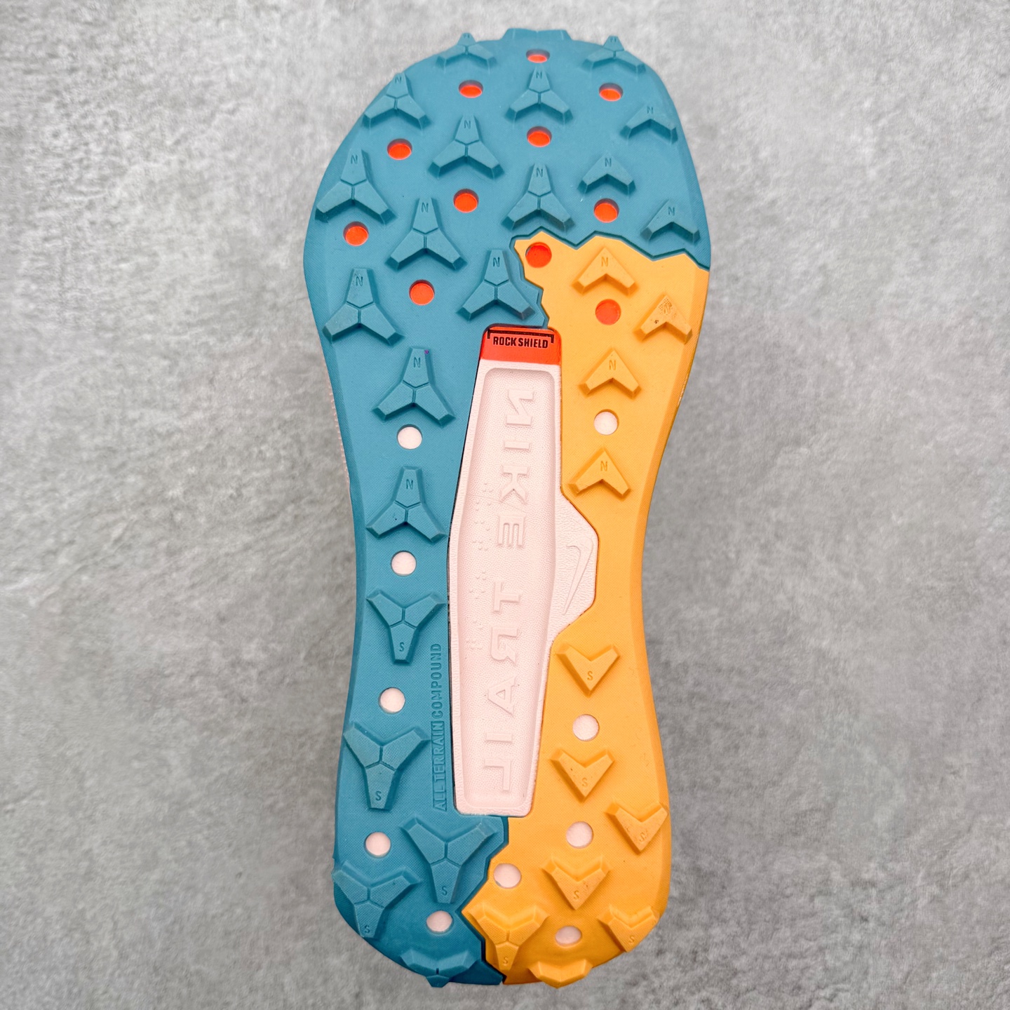 图片[9]-NK Wildhorse 10 时尚舒适防滑透气轻便 低帮跑步鞋 全面革新给我们留下了复杂的感受。我们非常喜欢升级后的做工和舒适的 ReactX 中底，但我们认为过重的重量、上涨的价格以及易碎的鞋面削弱了它的吸引力。根据我们的经验，它在轻松的越野跑和长距离跑中表现最佳，但它不再像之前的版本那样，带来灵活、有趣的体验。实拍调校N版已经零色差零失真 百分百还原实物色彩所见即所得 不存在货不对板色差等低级问题 选购参考实物拍摄 不混卖不参货 只用心做好货严格选品 承诺混一赔十 尺码：36 36.5 37.5 38 38.5 39 40 40.5 41 42 42.5 43 44 44.5 45-选品中心