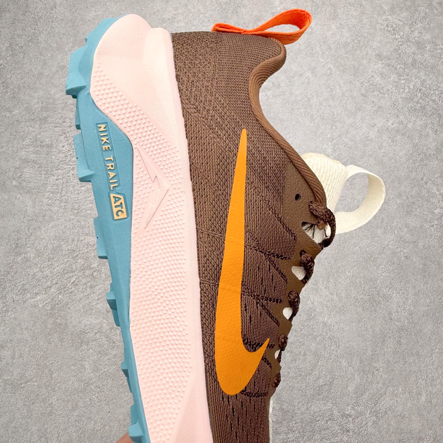 图片[6]-NK Wildhorse 10 时尚舒适防滑透气轻便 低帮跑步鞋 全面革新给我们留下了复杂的感受。我们非常喜欢升级后的做工和舒适的 ReactX 中底，但我们认为过重的重量、上涨的价格以及易碎的鞋面削弱了它的吸引力。根据我们的经验，它在轻松的越野跑和长距离跑中表现最佳，但它不再像之前的版本那样，带来灵活、有趣的体验。实拍调校N版已经零色差零失真 百分百还原实物色彩所见即所得 不存在货不对板色差等低级问题 选购参考实物拍摄 不混卖不参货 只用心做好货严格选品 承诺混一赔十 尺码：36 36.5 37.5 38 38.5 39 40 40.5 41 42 42.5 43 44 44.5 45-选品中心