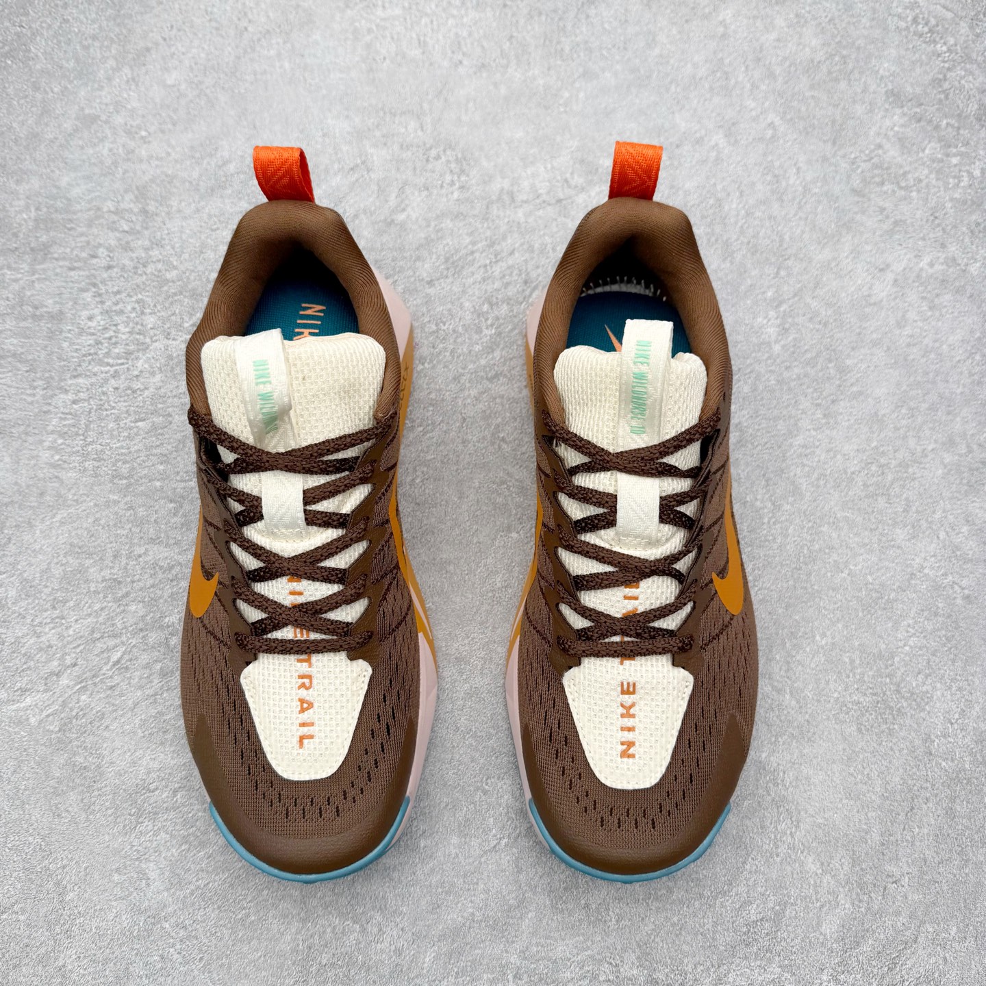 图片[2]-NK Wildhorse 10 时尚舒适防滑透气轻便 低帮跑步鞋 全面革新给我们留下了复杂的感受。我们非常喜欢升级后的做工和舒适的 ReactX 中底，但我们认为过重的重量、上涨的价格以及易碎的鞋面削弱了它的吸引力。根据我们的经验，它在轻松的越野跑和长距离跑中表现最佳，但它不再像之前的版本那样，带来灵活、有趣的体验。实拍调校N版已经零色差零失真 百分百还原实物色彩所见即所得 不存在货不对板色差等低级问题 选购参考实物拍摄 不混卖不参货 只用心做好货严格选品 承诺混一赔十 尺码：36 36.5 37.5 38 38.5 39 40 40.5 41 42 42.5 43 44 44.5 45-选品中心